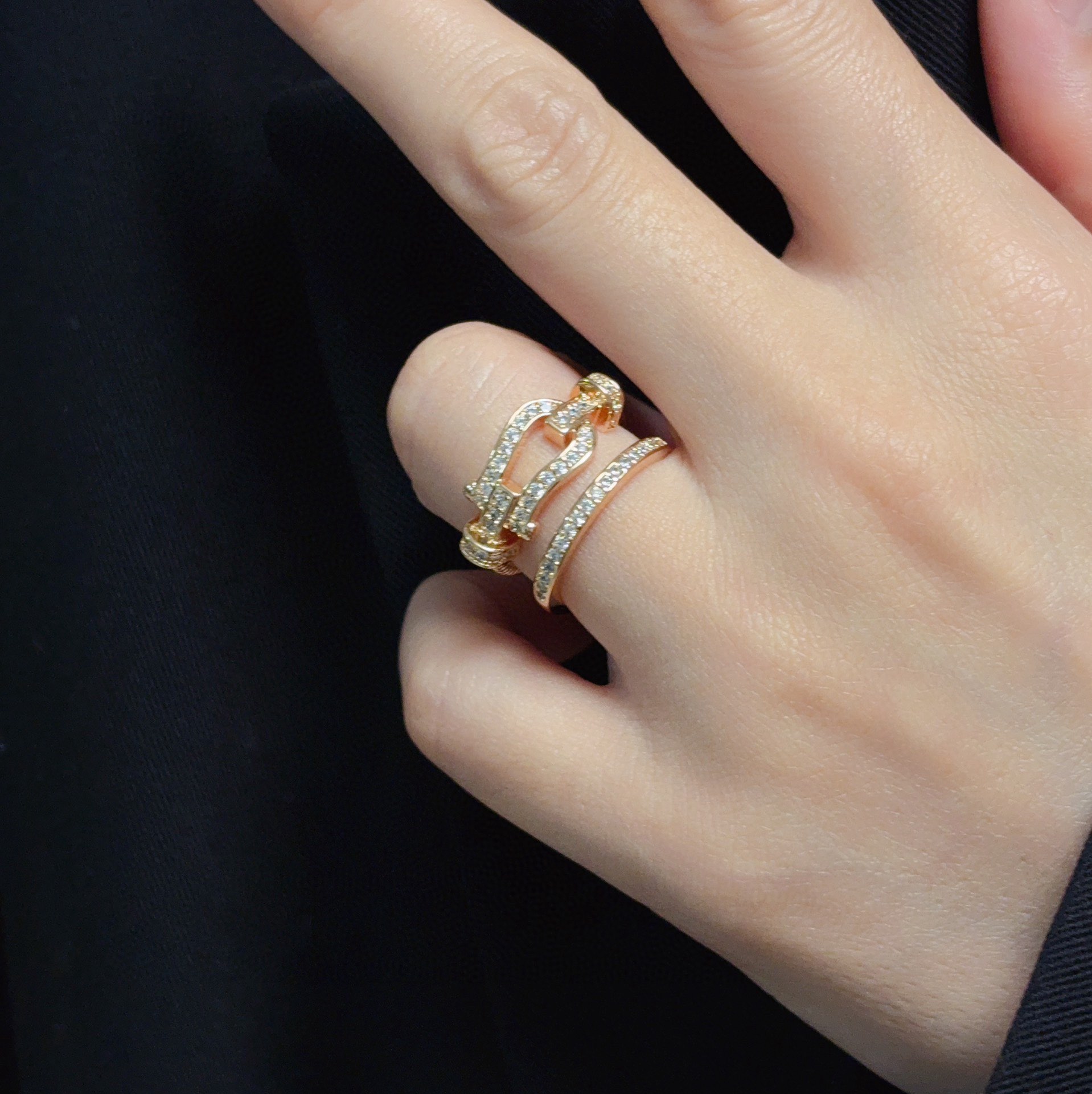 NO:582404,Hot new Fred Feiden full diamond hollow horseshoe buckle nautical buckle, fortune buckle, 8-figure buckle high quality cable two-in-one full diamond open ring big brand fashion and exquisite FORCE series ring high-end customization ~ sub-gold micro-plating 18k gold process Seiko horseshoe buckle head ring!  The upper body effect is very versatile. Internet celebrity expert. A must-have item for fashionistas. Rose gold, gold, and silver three-color men's and women's couple styles. One size fits all. Fine jewelry, ring, gold.19860909火爆新款费雷德 Fred斐登满钻镂空马蹄扣航海扣、发财扣、8字扣高品质缆绳二合一满钻开口戒指大牌 时尚 精致FORCE 系列戒指高端定制～亚金微电镀18k金工艺 精工马蹄扣头戒指！上身效果非常百搭 网红达人 时尚一族必备单品 玫瑰金、黄金、银色三色男女同款情侣款码数开口均码,饰品精品,ring,gold,Jewelry