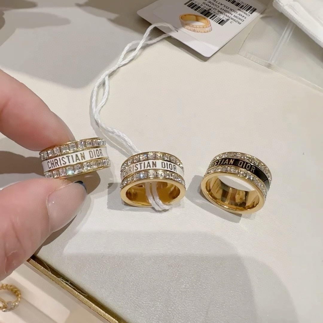 NO:582380,The new Dior CD letter full edge diamond fashion series five-pointed star shape ring!  A must-have item for summer that you can’t help but want to praise as soon as you wear it. It has a simple design, is super delicate and looks white, I just love it!  It can also be layered with other styles, it is super versatile ~ There is a reason why it is so popular because the blingbling is so eye-catching!  !  When I put it on, I really can’t help but look down and look at it a few more times, and I can’t decide between black and white ~ I got all the numbers 6-7-8, fine jewelry, dior, dior, ring19860909新款Dior迪奥CD字母满边钻时尚系列五角星造型戒指！夏天必备款一戴就忍不住想夸的一款,简约的设计,超精致又显手白,简直爱了！又可以跟其他款式叠搭一起,超级百搭～这么火爆是有原因的blingbling闪到眼睛离不开！！戴上真的会忍不住低头多看几下黑白难以抉择～通通拿下码数6-7-8,饰品精品,dior,dior,ring,Jewelry
