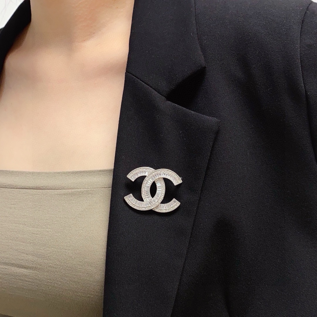 NO:582387,CHANEL Xiaoxiang The latest high version of the silver full-diamond Chanel brooch is the accessory that understands women best. Women who put all their efforts into being themselves tend to cherish the meaning of the brooch more. Ms. Chanel pinned the brooch on her hat and told the fashionable ladies who imitated her [Broches are very practical. They can be pinned on the collar of a suit, on a pocket, on a hat, on a belt or on an evening dress. Boutique jewelry, chanel, chanel, business  suit, brooch, breastpin, hats19860909CHANEL小香 最新款高版本银色满钻香奈儿胸针,是最懂女人的饰物.那些倾注了全部心血去做自己的女人,往往更珍惜胸针的意义.香奈儿女士把胸针别在帽子上,并告诉那些模仿她的时髦女士们[胸针可是非常实用,它可以别在西装领上、口袋上、帽子上、腰带上或者是晚礼服上,饰品精品,chanel,chanel,business suit,brooch，breastpin,hats,Jewelry