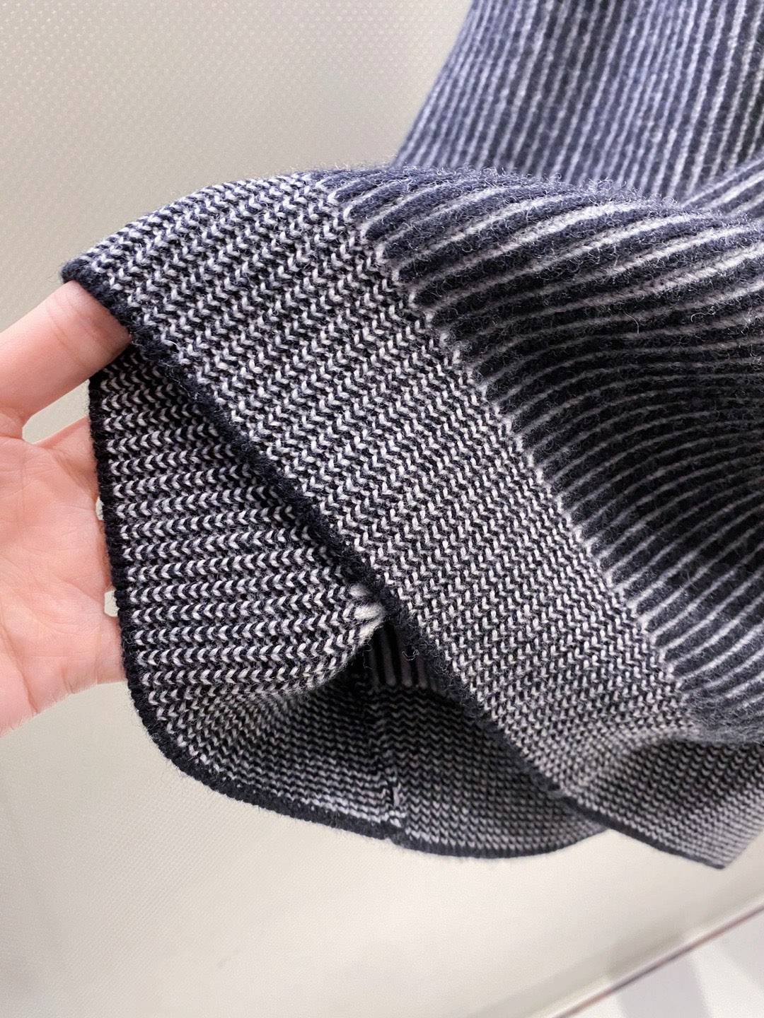 BC~半拉链叉肩袖男士坑条毛衣
秋冬新品～
精选100%花线羊毛织造，纱线自带细腻的色彩肌理，在光影下呈现柔和的渐变光泽，打破纯色羊毛衫的单调；坑条纹路纵向延伸，既赋予面料恰到好处的弹力，又悄然修饰身形，贴肤穿着无束缚感。以天然羊毛的温润为底，舒适温暖且无扎感。这款羊毛衫将舒适与设计感揉进每一寸针脚。
半拉链领口是点睛之笔，金属拉链头质感温润，可自由调节开合度&mdash;&mdash;拉至顶端，利落修饰颈部线条；微微下拉，露出内搭衣领，层次瞬间显现。叉肩袖设计弱化肩部线条，营造随性慵懒的松弛感，不挑肩型，适配各种身形。无论是搭配休闲裤漫步街头，还是内搭衬衫出入轻商务场合，都能以不经意的细节质感，诠释出不费力的时髦态度。

颜色：深灰色、浅灰色
规格：M--XXL
   P370
M码：叉肩袖长74、胸围110、衣长63
L码：叉肩袖长75、胸围114、衣长64