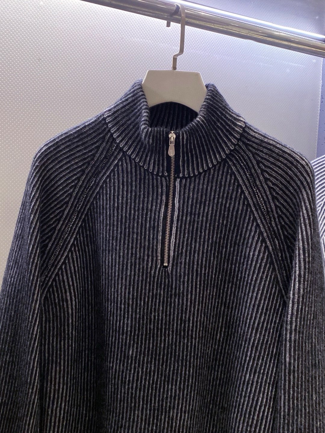 BC~半拉链叉肩袖男士坑条毛衣
秋冬新品～
精选100%花线羊毛织造，纱线自带细腻的色彩肌理，在光影下呈现柔和的渐变光泽，打破纯色羊毛衫的单调；坑条纹路纵向延伸，既赋予面料恰到好处的弹力，又悄然修饰身形，贴肤穿着无束缚感。以天然羊毛的温润为底，舒适温暖且无扎感。这款羊毛衫将舒适与设计感揉进每一寸针脚。
半拉链领口是点睛之笔，金属拉链头质感温润，可自由调节开合度&mdash;&mdash;拉至顶端，利落修饰颈部线条；微微下拉，露出内搭衣领，层次瞬间显现。叉肩袖设计弱化肩部线条，营造随性慵懒的松弛感，不挑肩型，适配各种身形。无论是搭配休闲裤漫步街头，还是内搭衬衫出入轻商务场合，都能以不经意的细节质感，诠释出不费力的时髦态度。

颜色：深灰色、浅灰色
规格：M--XXL
   P370
M码：叉肩袖长74、胸围110、衣长63
L码：叉肩袖长75、胸围114、衣长64