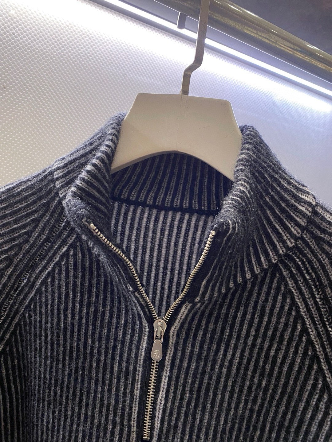 BC~半拉链叉肩袖男士坑条毛衣
秋冬新品～
精选100%花线羊毛织造，纱线自带细腻的色彩肌理，在光影下呈现柔和的渐变光泽，打破纯色羊毛衫的单调；坑条纹路纵向延伸，既赋予面料恰到好处的弹力，又悄然修饰身形，贴肤穿着无束缚感。以天然羊毛的温润为底，舒适温暖且无扎感。这款羊毛衫将舒适与设计感揉进每一寸针脚。
半拉链领口是点睛之笔，金属拉链头质感温润，可自由调节开合度&mdash;&mdash;拉至顶端，利落修饰颈部线条；微微下拉，露出内搭衣领，层次瞬间显现。叉肩袖设计弱化肩部线条，营造随性慵懒的松弛感，不挑肩型，适配各种身形。无论是搭配休闲裤漫步街头，还是内搭衬衫出入轻商务场合，都能以不经意的细节质感，诠释出不费力的时髦态度。

颜色：深灰色、浅灰色
规格：M--XXL
   P370
M码：叉肩袖长74、胸围110、衣长63
L码：叉肩袖长75、胸围114、衣长64