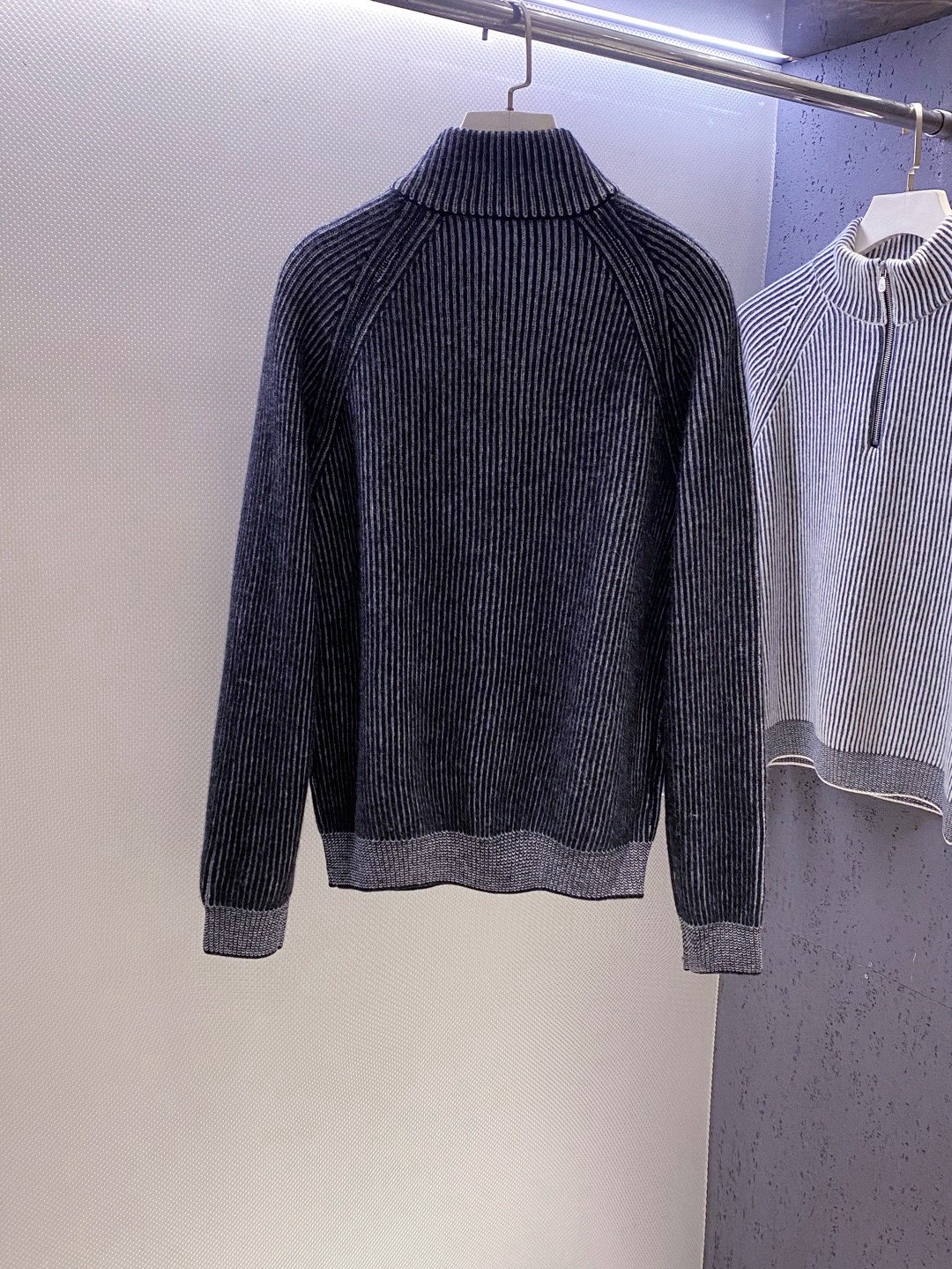 BC~半拉链叉肩袖男士坑条毛衣
秋冬新品～
精选100%花线羊毛织造，纱线自带细腻的色彩肌理，在光影下呈现柔和的渐变光泽，打破纯色羊毛衫的单调；坑条纹路纵向延伸，既赋予面料恰到好处的弹力，又悄然修饰身形，贴肤穿着无束缚感。以天然羊毛的温润为底，舒适温暖且无扎感。这款羊毛衫将舒适与设计感揉进每一寸针脚。
半拉链领口是点睛之笔，金属拉链头质感温润，可自由调节开合度&mdash;&mdash;拉至顶端，利落修饰颈部线条；微微下拉，露出内搭衣领，层次瞬间显现。叉肩袖设计弱化肩部线条，营造随性慵懒的松弛感，不挑肩型，适配各种身形。无论是搭配休闲裤漫步街头，还是内搭衬衫出入轻商务场合，都能以不经意的细节质感，诠释出不费力的时髦态度。

颜色：深灰色、浅灰色
规格：M--XXL
   P370
M码：叉肩袖长74、胸围110、衣长63
L码：叉肩袖长75、胸围114、衣长64