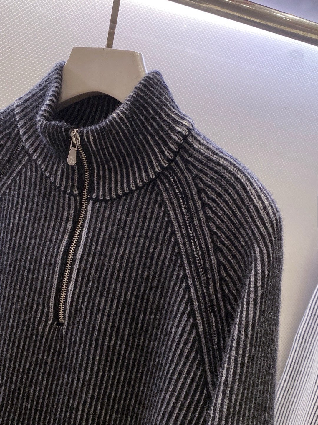 BC~半拉链叉肩袖男士坑条毛衣
秋冬新品～
精选100%花线羊毛织造，纱线自带细腻的色彩肌理，在光影下呈现柔和的渐变光泽，打破纯色羊毛衫的单调；坑条纹路纵向延伸，既赋予面料恰到好处的弹力，又悄然修饰身形，贴肤穿着无束缚感。以天然羊毛的温润为底，舒适温暖且无扎感。这款羊毛衫将舒适与设计感揉进每一寸针脚。
半拉链领口是点睛之笔，金属拉链头质感温润，可自由调节开合度&mdash;&mdash;拉至顶端，利落修饰颈部线条；微微下拉，露出内搭衣领，层次瞬间显现。叉肩袖设计弱化肩部线条，营造随性慵懒的松弛感，不挑肩型，适配各种身形。无论是搭配休闲裤漫步街头，还是内搭衬衫出入轻商务场合，都能以不经意的细节质感，诠释出不费力的时髦态度。

颜色：深灰色、浅灰色
规格：M--XXL
   P370
M码：叉肩袖长74、胸围110、衣长63
L码：叉肩袖长75、胸围114、衣长64