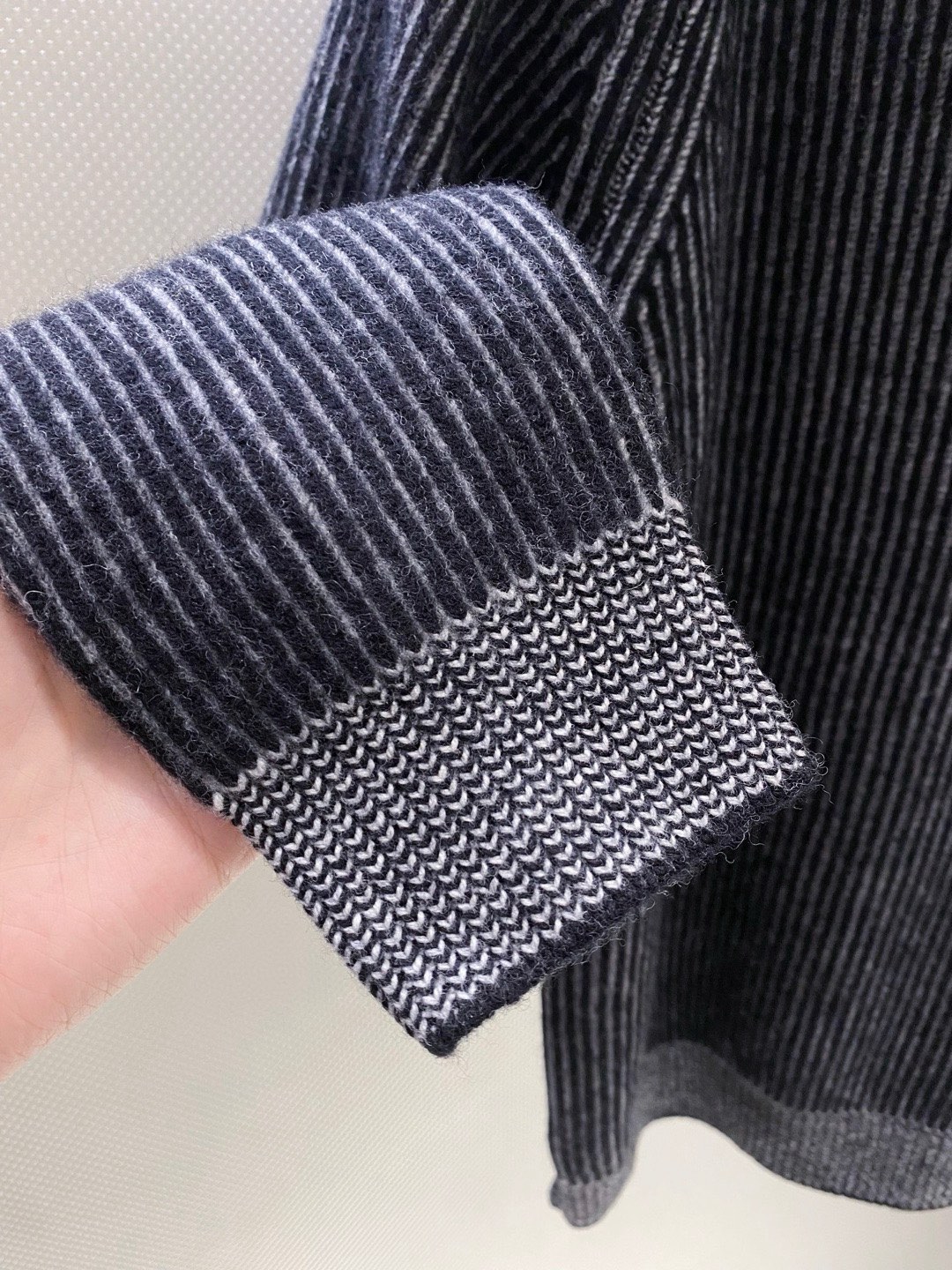 BC~半拉链叉肩袖男士坑条毛衣
秋冬新品～
精选100%花线羊毛织造，纱线自带细腻的色彩肌理，在光影下呈现柔和的渐变光泽，打破纯色羊毛衫的单调；坑条纹路纵向延伸，既赋予面料恰到好处的弹力，又悄然修饰身形，贴肤穿着无束缚感。以天然羊毛的温润为底，舒适温暖且无扎感。这款羊毛衫将舒适与设计感揉进每一寸针脚。
半拉链领口是点睛之笔，金属拉链头质感温润，可自由调节开合度&mdash;&mdash;拉至顶端，利落修饰颈部线条；微微下拉，露出内搭衣领，层次瞬间显现。叉肩袖设计弱化肩部线条，营造随性慵懒的松弛感，不挑肩型，适配各种身形。无论是搭配休闲裤漫步街头，还是内搭衬衫出入轻商务场合，都能以不经意的细节质感，诠释出不费力的时髦态度。

颜色：深灰色、浅灰色
规格：M--XXL
   P370
M码：叉肩袖长74、胸围110、衣长63
L码：叉肩袖长75、胸围114、衣长64