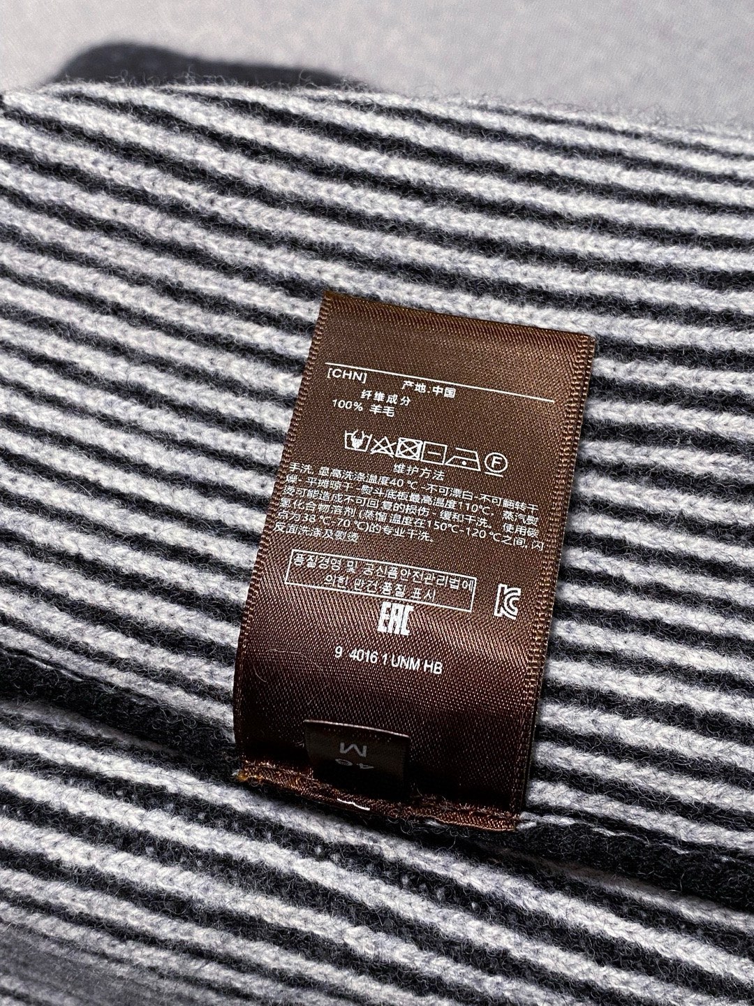 BC~半拉链叉肩袖男士坑条毛衣
秋冬新品～
精选100%花线羊毛织造，纱线自带细腻的色彩肌理，在光影下呈现柔和的渐变光泽，打破纯色羊毛衫的单调；坑条纹路纵向延伸，既赋予面料恰到好处的弹力，又悄然修饰身形，贴肤穿着无束缚感。以天然羊毛的温润为底，舒适温暖且无扎感。这款羊毛衫将舒适与设计感揉进每一寸针脚。
半拉链领口是点睛之笔，金属拉链头质感温润，可自由调节开合度&mdash;&mdash;拉至顶端，利落修饰颈部线条；微微下拉，露出内搭衣领，层次瞬间显现。叉肩袖设计弱化肩部线条，营造随性慵懒的松弛感，不挑肩型，适配各种身形。无论是搭配休闲裤漫步街头，还是内搭衬衫出入轻商务场合，都能以不经意的细节质感，诠释出不费力的时髦态度。

颜色：深灰色、浅灰色
规格：M--XXL
   P370
M码：叉肩袖长74、胸围110、衣长63
L码：叉肩袖长75、胸围114、衣长64