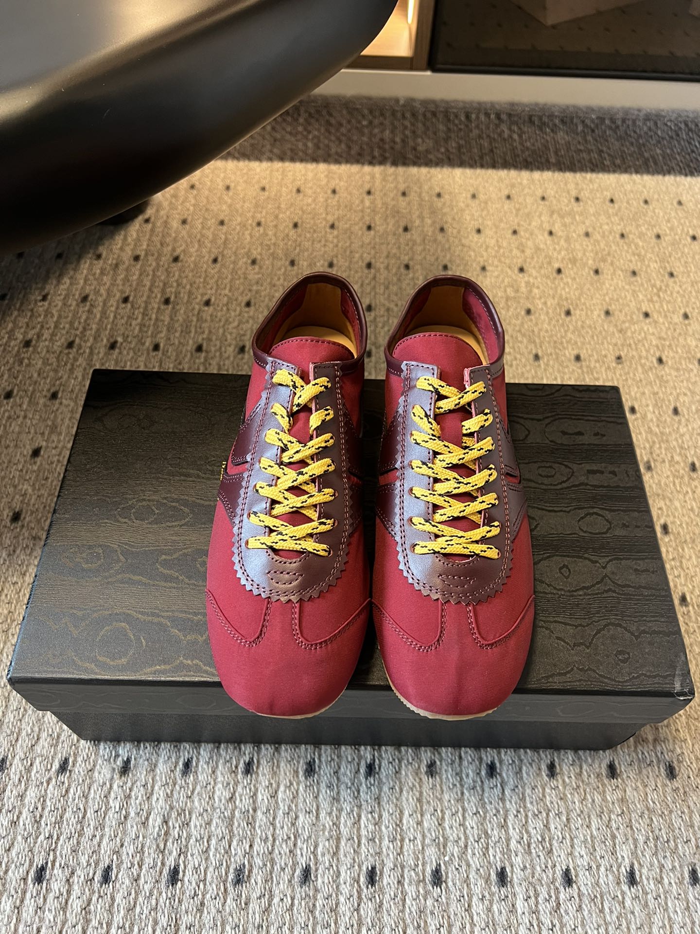 NO:592313,The top version of the Dries Van Note*25ss retro color-blocked moral training shoes is based on the marathon sneakers of the 1970s. The shoe shape retains the retro silhouette and is equipped with a round and square toe design, which combines a nostalgic atmosphere with a modern aesthetic. The upper is made of suede, Napa cowhide and other high-quality materials, with rich texture layers, such as the red suede and leather stitching, and the gray contrasting leather combination, which enhances visual tension.  The shoelaces are uniquely designed, using nylon twisted rope shoelaces, adding a retro sporty feel; wavy scalloped edges are added to the toe, shoe sides and other parts to weaken the toughness of the sports shoes and inject soft elements. The upper is designed with a single layer of leather without additional lining, which not only ensures breathability for summer wear, but also makes the shoe body lighter and fits the curve of the foot. Waterproof cloth on the upper, waterproof cloth on the inside, rubber outsole, increased by 3cm  size 35-45 (women’s size 40.45 is customized and non-refundable), casual shoes/sports shoes, sneakers, cowhide, chamois leather19860909顶级版本 Dries Van Note*25ss复古拼色风德训鞋 以70年代马拉松运动鞋为原型,鞋型保留复古轮廓,搭配圆方头设计,兼具怀旧氛围与现代审美.鞋面采用麂皮、纳帕牛皮等优质材质拼接,质感层次丰富,如红色款的麂皮与皮革拼接,灰色款的撞色皮质组合,提升视觉张力. 鞋带设计独特,采用尼龙扭绳鞋带,增添复古运动感；鞋头、鞋侧等部位加入波浪形 scalloped 边缘,弱化运动鞋的硬朗感,注入柔美元素.鞋面为单层皮设计,无额外内衬,既保证夏季穿着的透气性,又让鞋身更轻盈,贴合脚部曲线. 鞋面防水布 内里防水布 大底橡胶大底 增高3cm size35-45码（女40.45码定制不退换）,休闲鞋/运动鞋,sneakers,cowhide,chamois leather,Women's Shoes