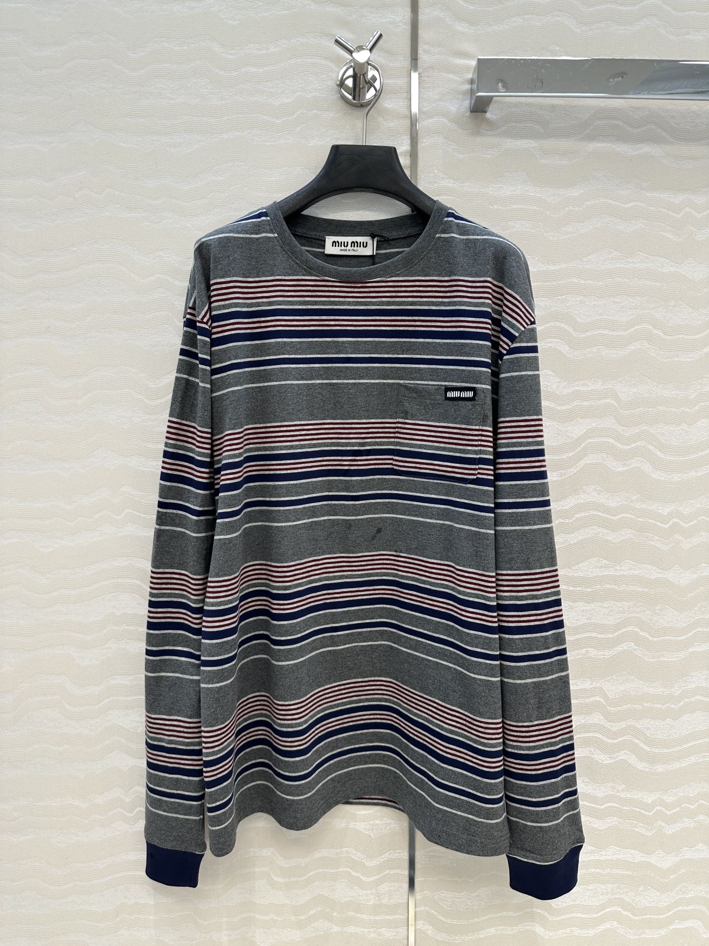 爆单推荐✅原单品质🍓miu系少女穿搭，知识分子时髦风灰蓝细条条纹撞色长袖T恤。男女同款少年感休闲单品减龄