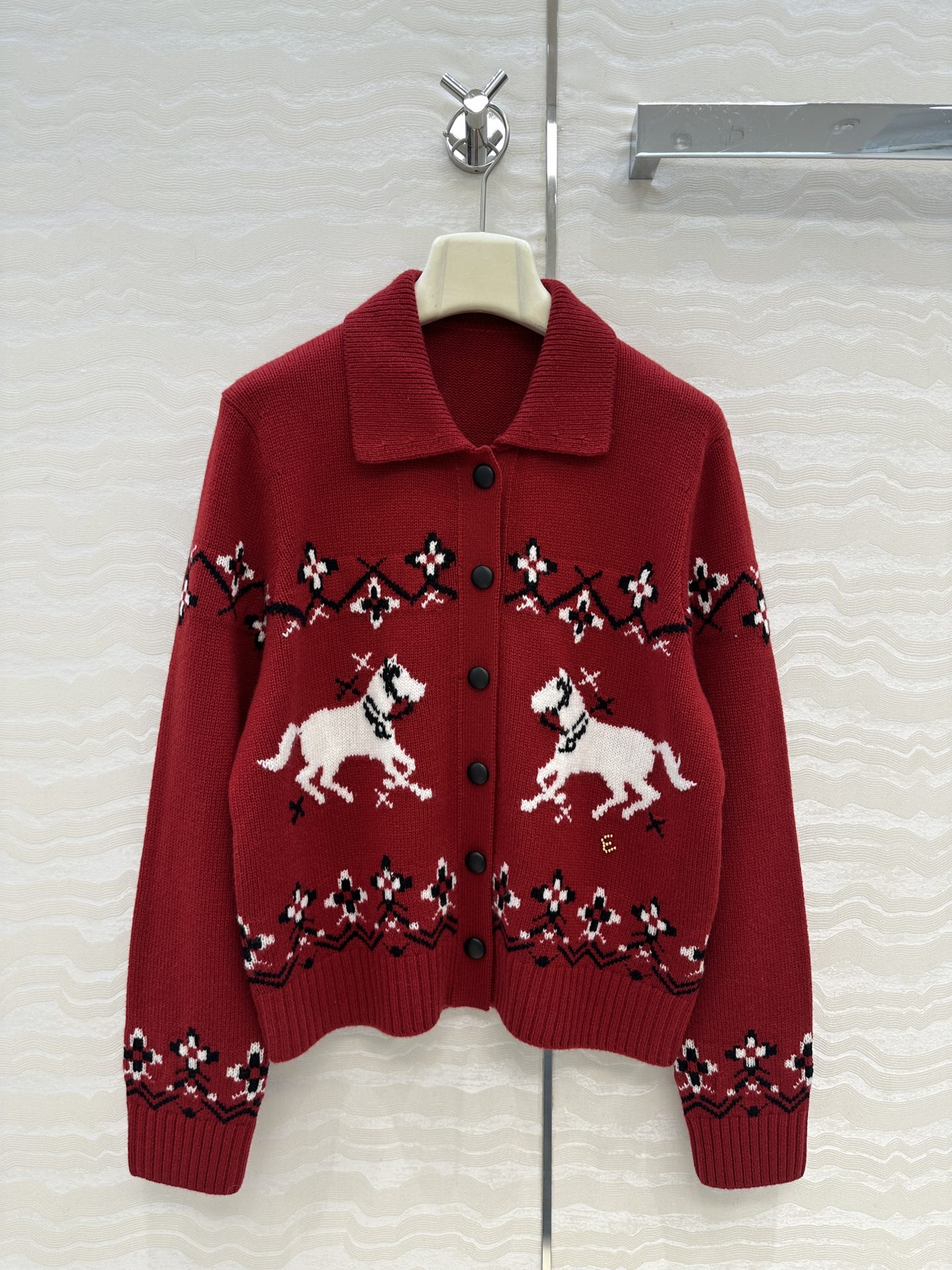 独家首发❤️原单品质ER25新品！限定生肖款费尔岛羊绒开衫外套，圣诞节新年必入款，定位白马嵌花图案！拥抱