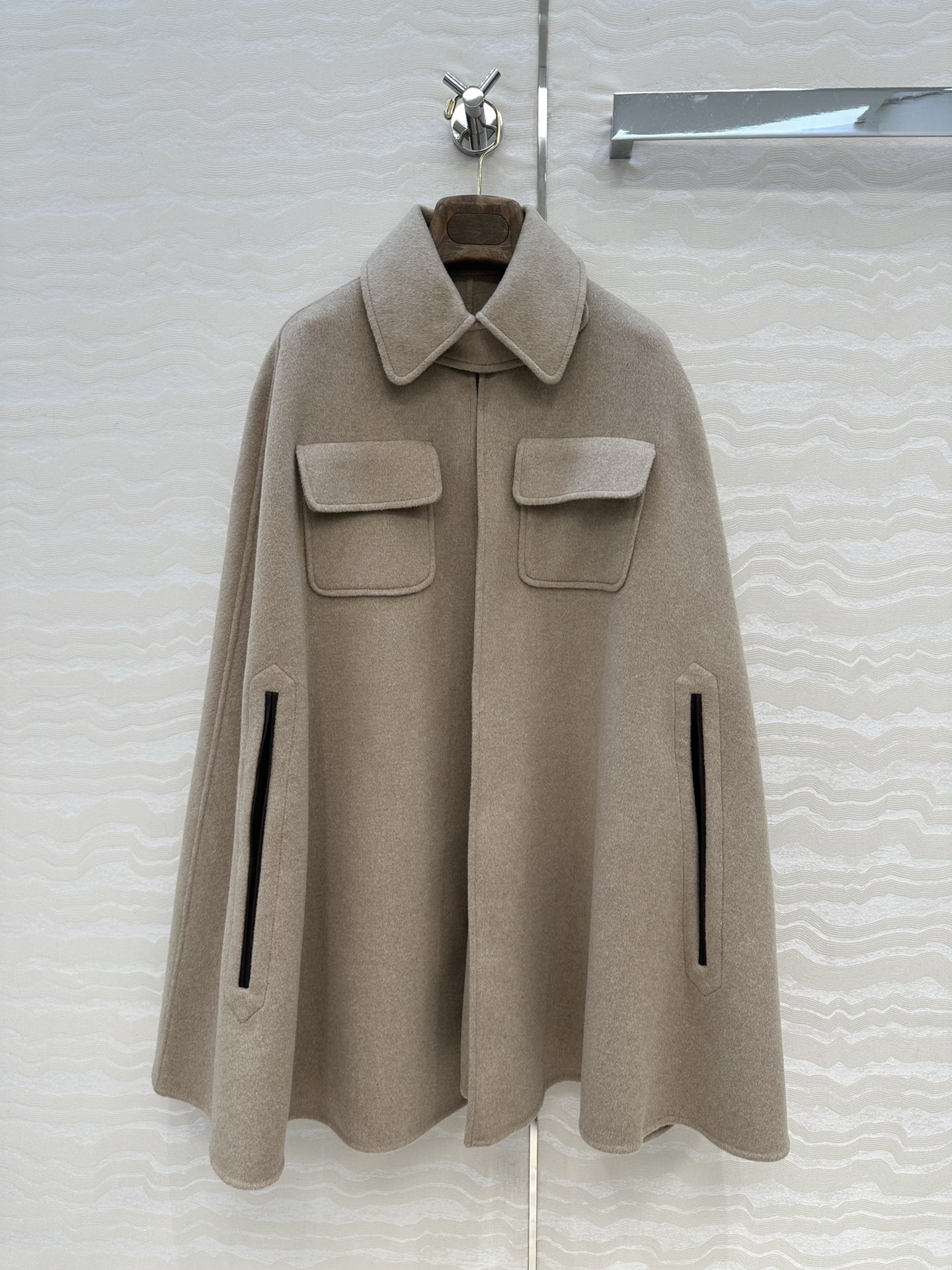 独家首发❤️高端品质！lP🆕高奢老钱风！重工真皮包边工艺羊绒披肩斗篷！气质翻领双口袋军装骑士风❤️定制进