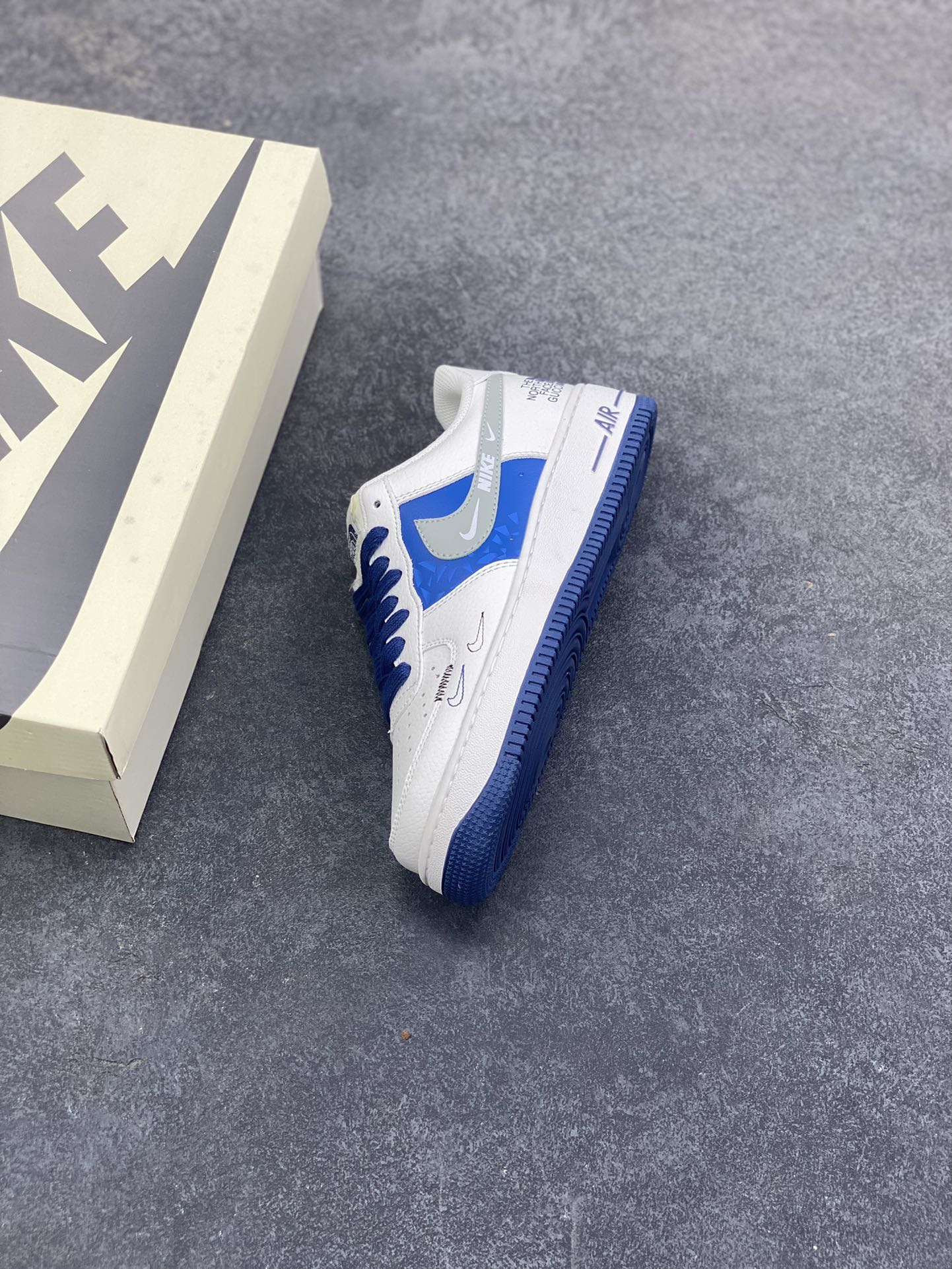 图片[7]-Nike Air Force 1 Low 空军一号低帮百搭休闲运动板鞋。柔软、弹性十足的缓震性能和出色的中底设计，横跨复古与现代的外型结合，造就出风靡全球三十多年的Force 1，直到今天还深受青睐。 货号：DQ7656-106 尺码：36 36.5 37.5 38 38.5 39 40 40.5 41 42 42.5 43 44 44.5 45-选品中心