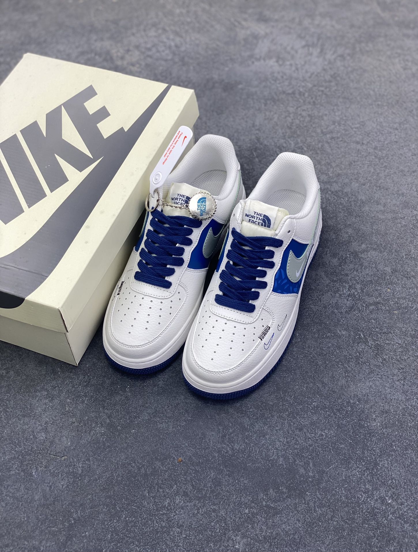 图片[8]-Nike Air Force 1 Low 空军一号低帮百搭休闲运动板鞋。柔软、弹性十足的缓震性能和出色的中底设计，横跨复古与现代的外型结合，造就出风靡全球三十多年的Force 1，直到今天还深受青睐。 货号：DQ7656-106 尺码：36 36.5 37.5 38 38.5 39 40 40.5 41 42 42.5 43 44 44.5 45-选品中心