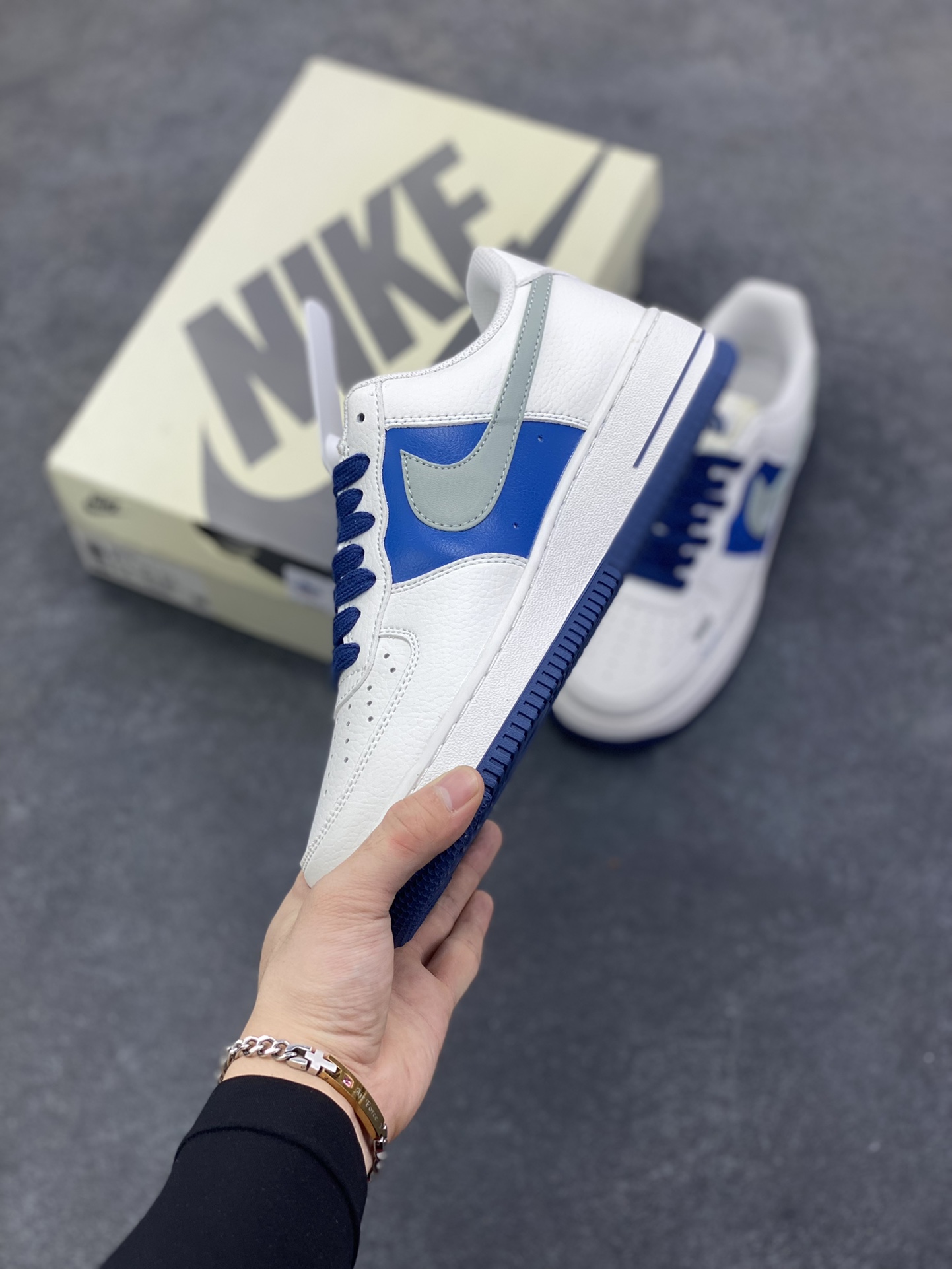 图片[3]-Nike Air Force 1 Low 空军一号低帮百搭休闲运动板鞋。柔软、弹性十足的缓震性能和出色的中底设计，横跨复古与现代的外型结合，造就出风靡全球三十多年的Force 1，直到今天还深受青睐。 货号：DQ7656-106 尺码：36 36.5 37.5 38 38.5 39 40 40.5 41 42 42.5 43 44 44.5 45-选品中心
