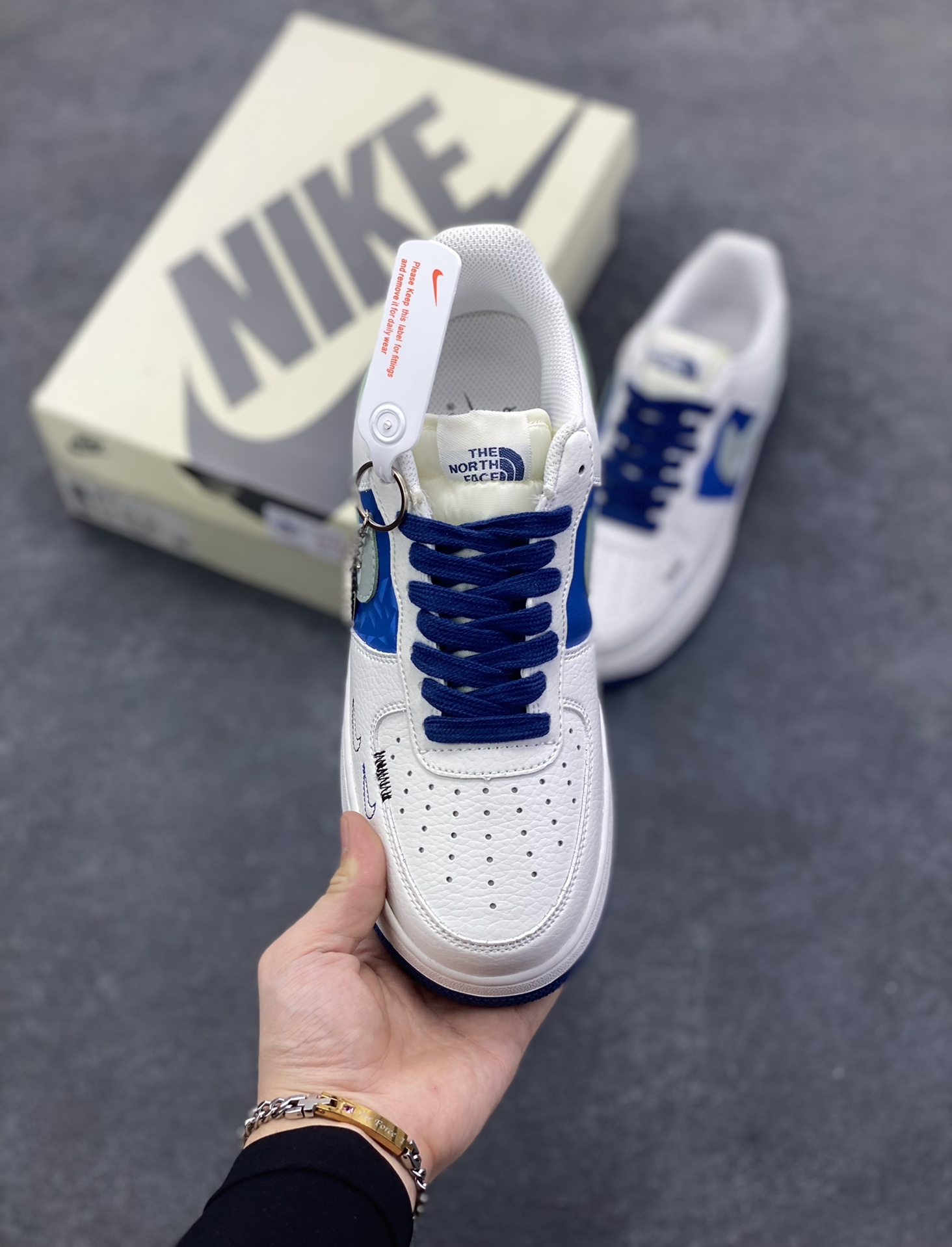 图片[2]-Nike Air Force 1 Low 空军一号低帮百搭休闲运动板鞋。柔软、弹性十足的缓震性能和出色的中底设计，横跨复古与现代的外型结合，造就出风靡全球三十多年的Force 1，直到今天还深受青睐。 货号：DQ7656-106 尺码：36 36.5 37.5 38 38.5 39 40 40.5 41 42 42.5 43 44 44.5 45-选品中心