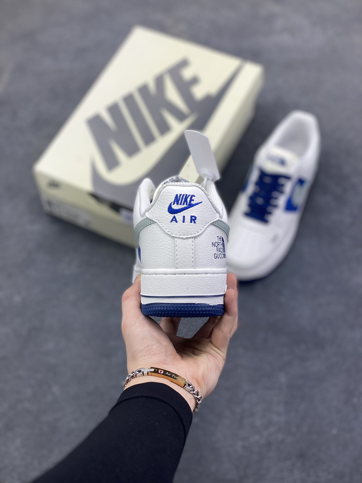 图片[4]-Nike Air Force 1 Low 空军一号低帮百搭休闲运动板鞋。柔软、弹性十足的缓震性能和出色的中底设计，横跨复古与现代的外型结合，造就出风靡全球三十多年的Force 1，直到今天还深受青睐。 货号：DQ7656-106 尺码：36 36.5 37.5 38 38.5 39 40 40.5 41 42 42.5 43 44 44.5 45-选品中心