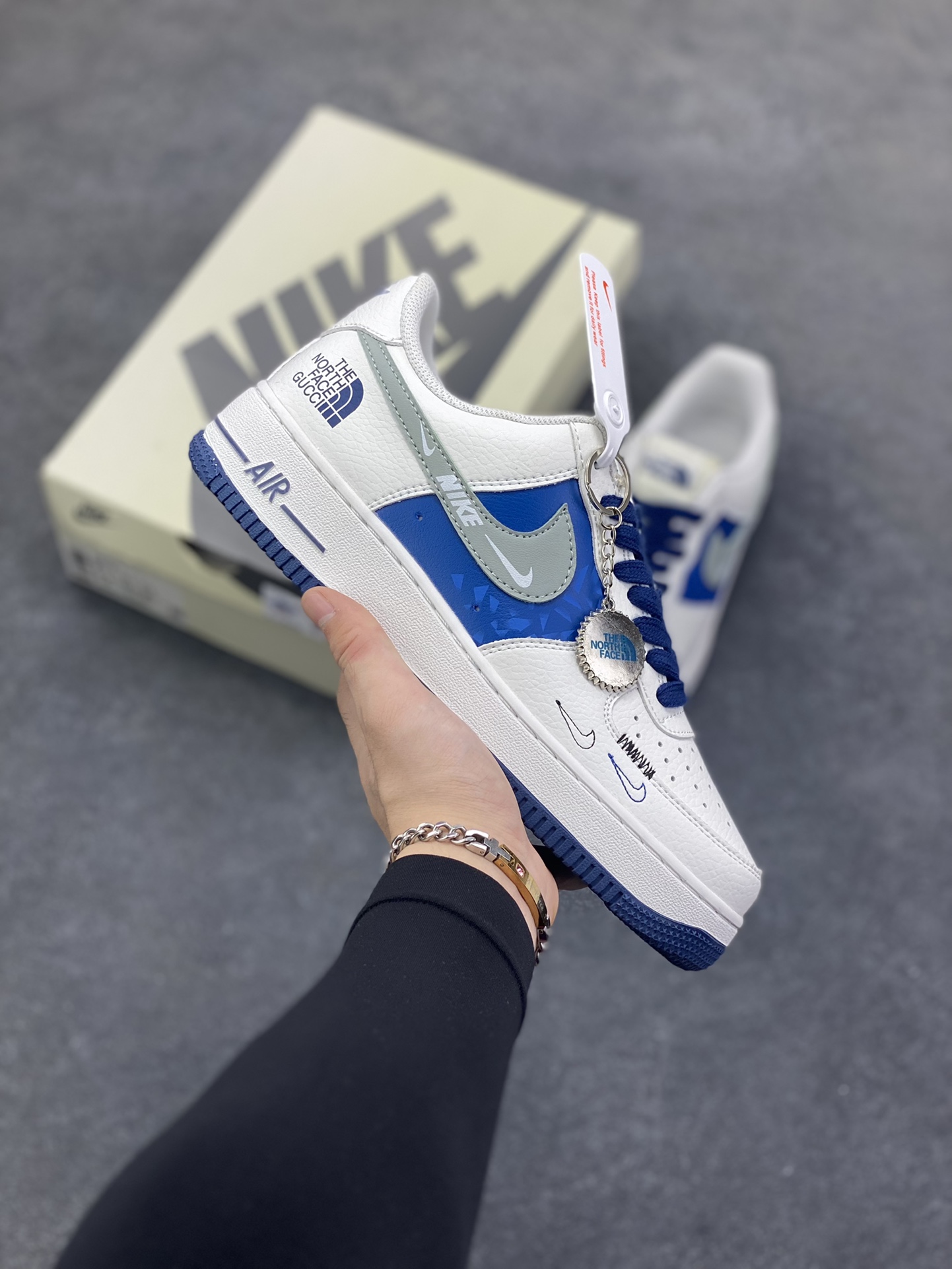 Nike Air Force 1 Low 空军一号低帮百搭休闲运动板鞋。柔软、弹性十足的缓震性能和出色的中底设计，横跨复古与现代的外型结合，造就出风靡全球三十多年的Force 1，直到今天还深受青睐。 货号：DQ7656-106 尺码：36 36.5 37.5 38 38.5 39 40 40.5 41 42 42.5 43 44 44.5 45-选品中心