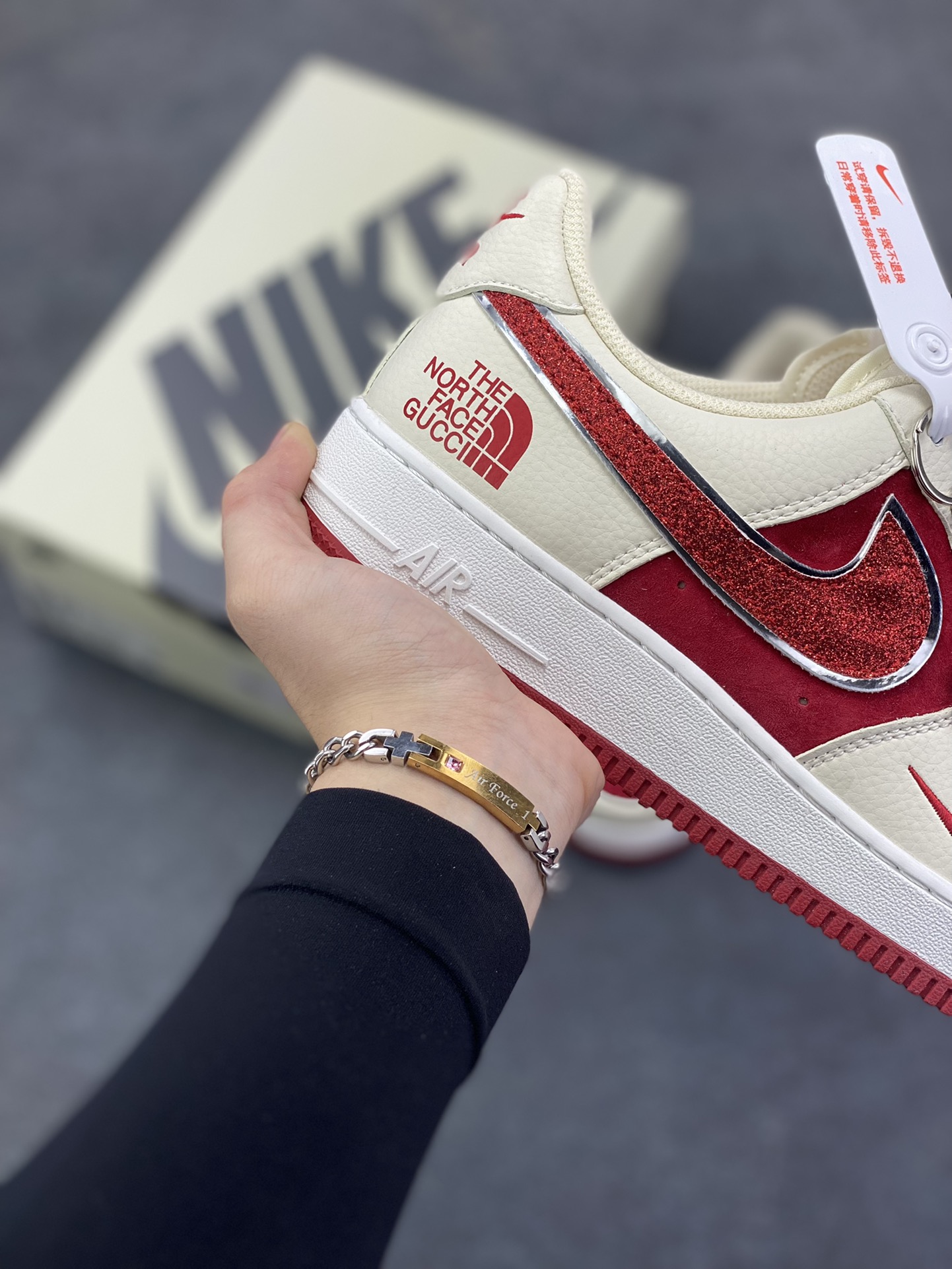 图片[6]-Nike Air Force 1 Low 空军一号低帮百搭休闲运动板鞋。柔软、弹性十足的缓震性能和出色的中底设计，横跨复古与现代的外型结合，造就出风靡全球三十多年的Force 1，直到今天还深受青睐。 货号：DQ7656-108 尺码：36 36.5 37.5 38 38.5 39 40 40.5 41 42 42.5 43 44 44.5 45-选品中心