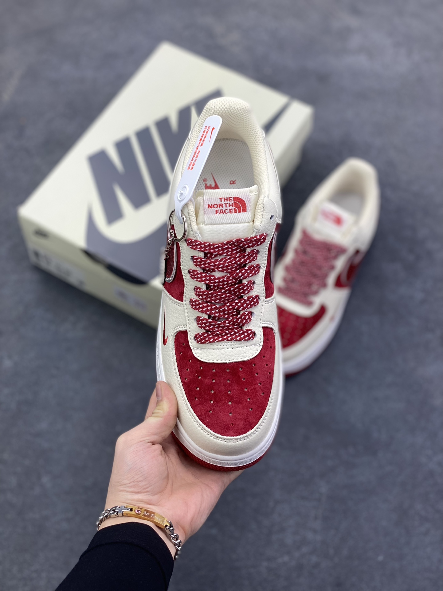 图片[2]-Nike Air Force 1 Low 空军一号低帮百搭休闲运动板鞋。柔软、弹性十足的缓震性能和出色的中底设计，横跨复古与现代的外型结合，造就出风靡全球三十多年的Force 1，直到今天还深受青睐。 货号：DQ7656-108 尺码：36 36.5 37.5 38 38.5 39 40 40.5 41 42 42.5 43 44 44.5 45-选品中心