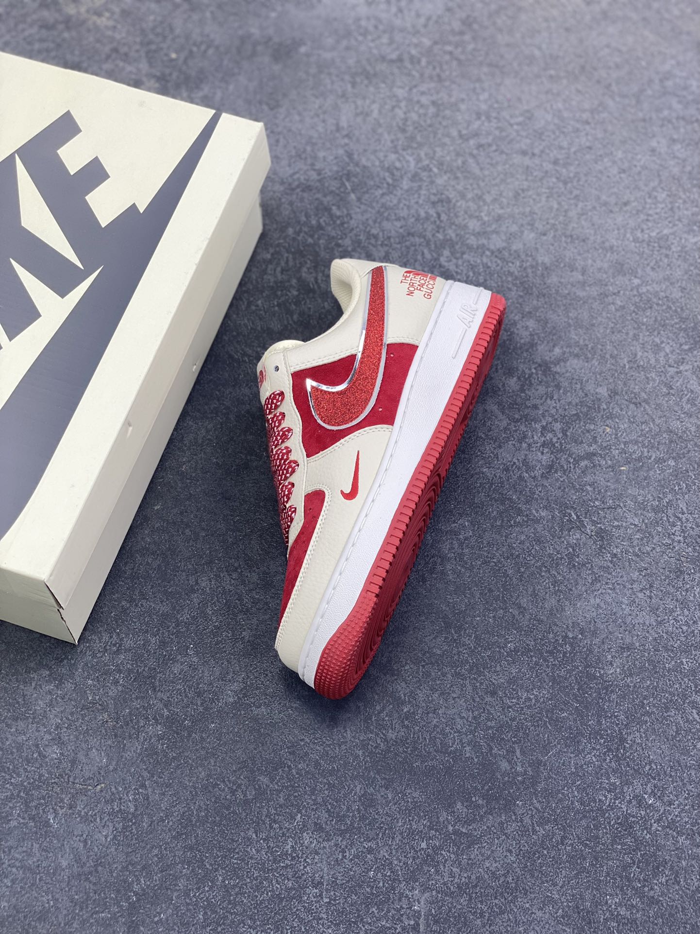 图片[7]-Nike Air Force 1 Low 空军一号低帮百搭休闲运动板鞋。柔软、弹性十足的缓震性能和出色的中底设计，横跨复古与现代的外型结合，造就出风靡全球三十多年的Force 1，直到今天还深受青睐。 货号：DQ7656-108 尺码：36 36.5 37.5 38 38.5 39 40 40.5 41 42 42.5 43 44 44.5 45-选品中心