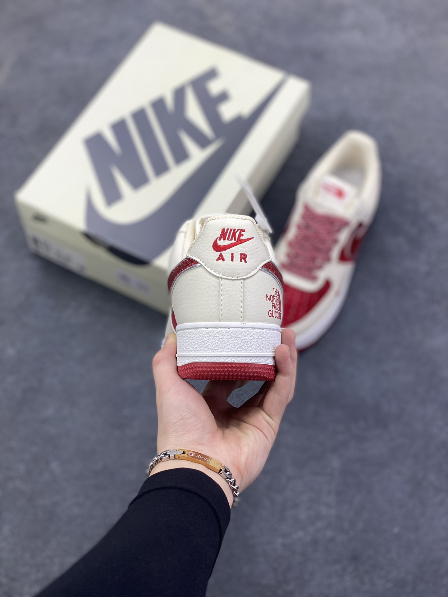 图片[4]-Nike Air Force 1 Low 空军一号低帮百搭休闲运动板鞋。柔软、弹性十足的缓震性能和出色的中底设计，横跨复古与现代的外型结合，造就出风靡全球三十多年的Force 1，直到今天还深受青睐。 货号：DQ7656-108 尺码：36 36.5 37.5 38 38.5 39 40 40.5 41 42 42.5 43 44 44.5 45-选品中心