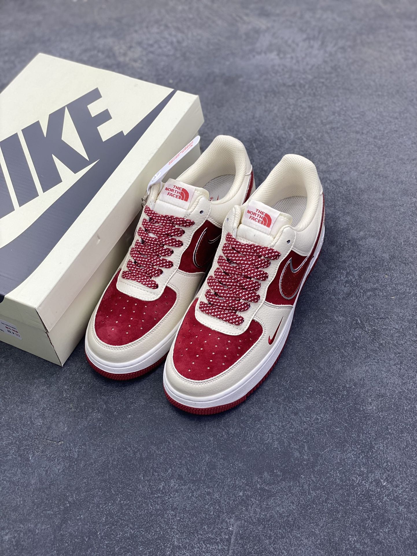 图片[8]-Nike Air Force 1 Low 空军一号低帮百搭休闲运动板鞋。柔软、弹性十足的缓震性能和出色的中底设计，横跨复古与现代的外型结合，造就出风靡全球三十多年的Force 1，直到今天还深受青睐。 货号：DQ7656-108 尺码：36 36.5 37.5 38 38.5 39 40 40.5 41 42 42.5 43 44 44.5 45-选品中心