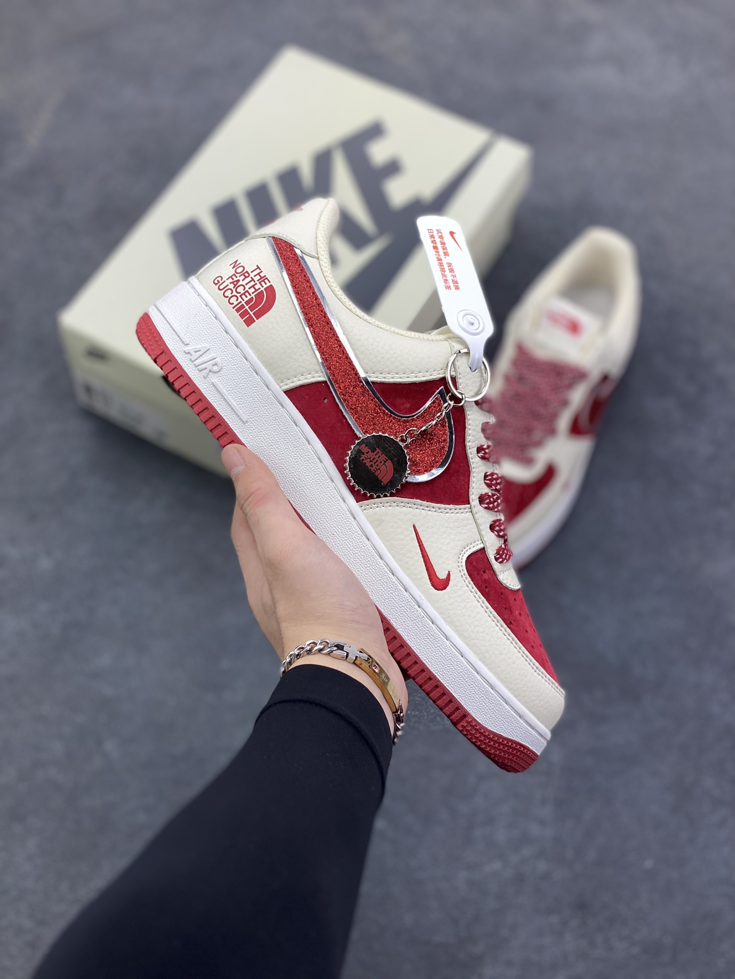 Nike Air Force 1 Low 空军一号低帮百搭休闲运动板鞋。柔软、弹性十足的缓震性能和出色的中底设计，横跨复古与现代的外型结合，造就出风靡全球三十多年的Force 1，直到今天还深受青睐。 货号：DQ7656-108 尺码：36 36.5 37.5 38 38.5 39 40 40.5 41 42 42.5 43 44 44.5 45-选品中心