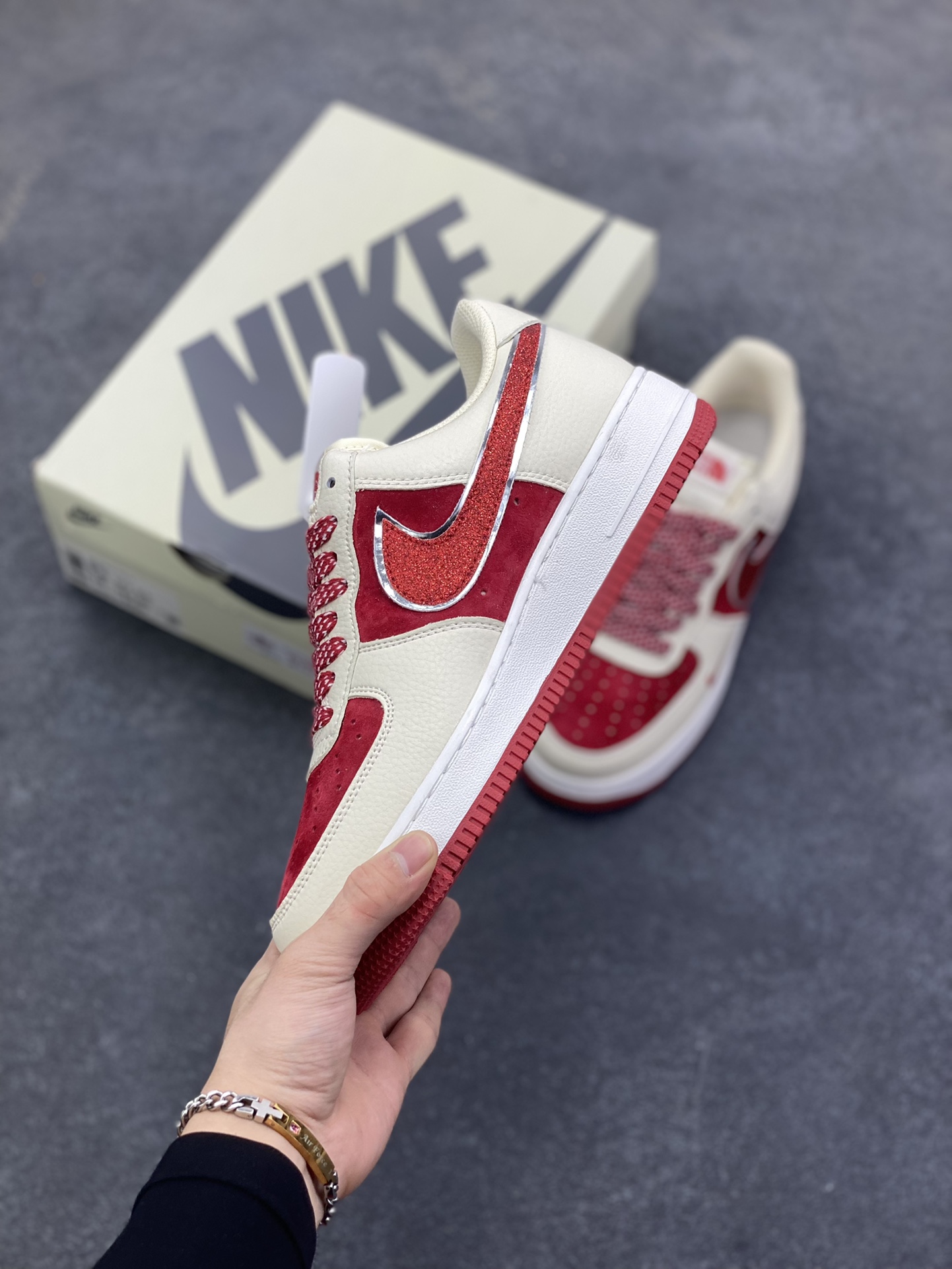 图片[3]-Nike Air Force 1 Low 空军一号低帮百搭休闲运动板鞋。柔软、弹性十足的缓震性能和出色的中底设计，横跨复古与现代的外型结合，造就出风靡全球三十多年的Force 1，直到今天还深受青睐。 货号：DQ7656-108 尺码：36 36.5 37.5 38 38.5 39 40 40.5 41 42 42.5 43 44 44.5 45-选品中心