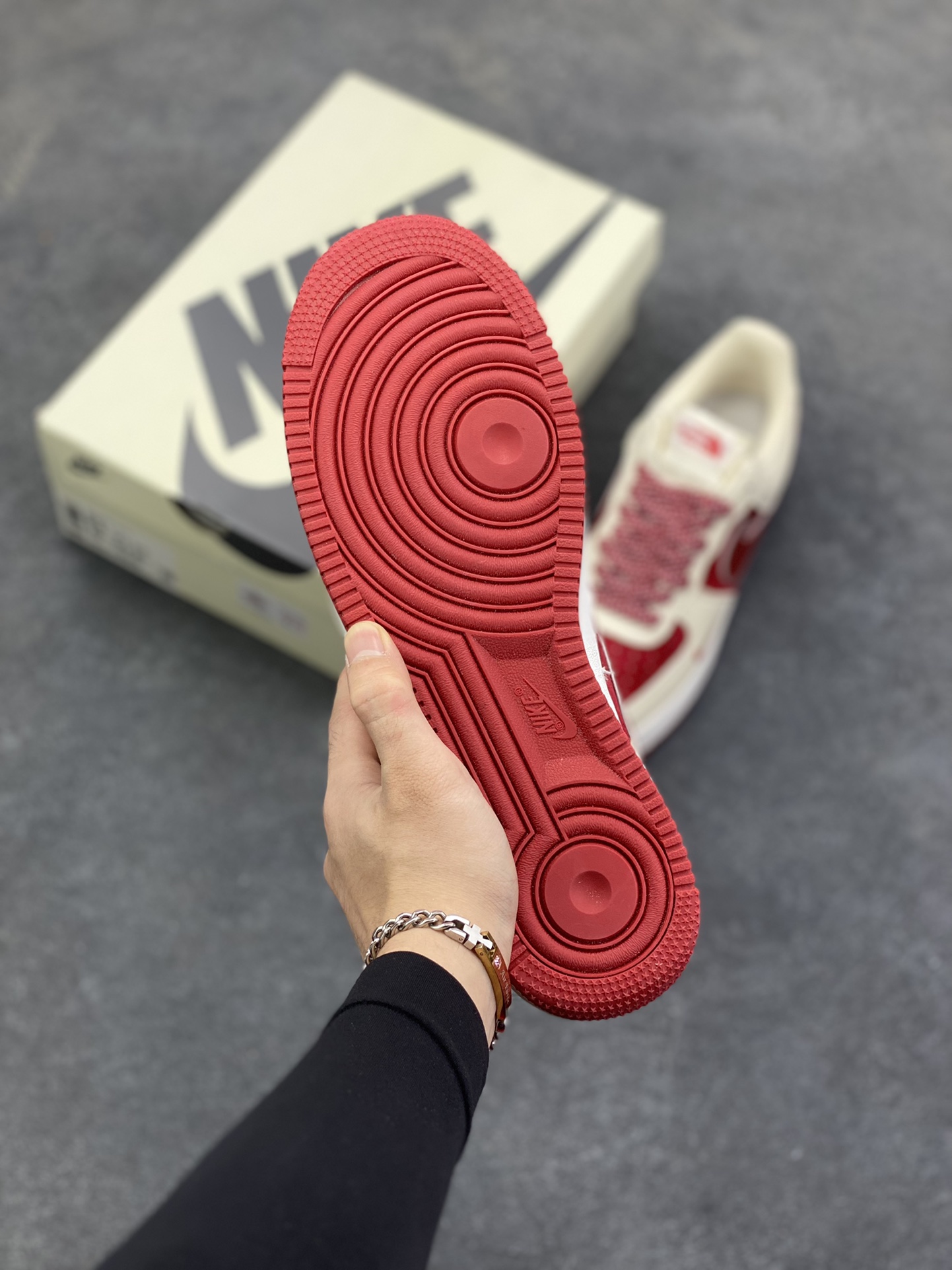图片[5]-Nike Air Force 1 Low 空军一号低帮百搭休闲运动板鞋。柔软、弹性十足的缓震性能和出色的中底设计，横跨复古与现代的外型结合，造就出风靡全球三十多年的Force 1，直到今天还深受青睐。 货号：DQ7656-108 尺码：36 36.5 37.5 38 38.5 39 40 40.5 41 42 42.5 43 44 44.5 45-选品中心