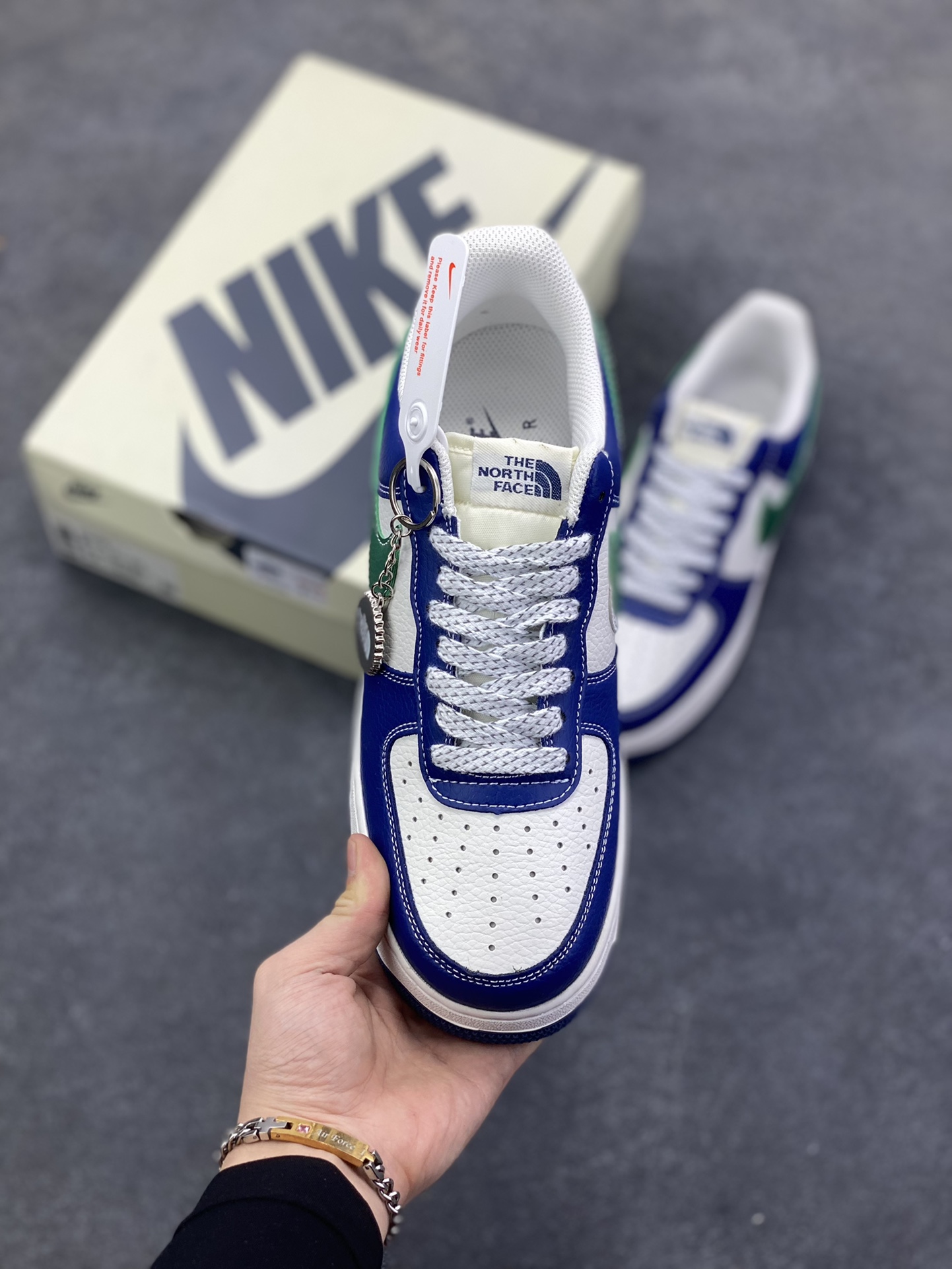 图片[2]-Nike Air Force 1 Low 空军一号低帮百搭休闲运动板鞋。柔软、弹性十足的缓震性能和出色的中底设计，横跨复古与现代的外型结合，造就出风靡全球三十多年的Force 1，直到今天还深受青睐。 货号：DQ7656-103 尺码：36 36.5 37.5 38 38.5 39 40 40.5 41 42 42.5 43 44 44.5 45-选品中心