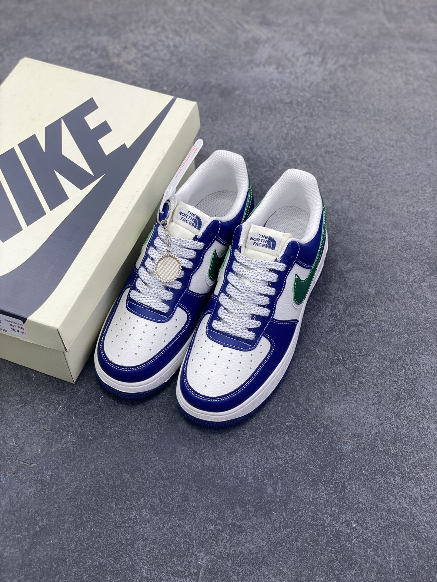 图片[8]-Nike Air Force 1 Low 空军一号低帮百搭休闲运动板鞋。柔软、弹性十足的缓震性能和出色的中底设计，横跨复古与现代的外型结合，造就出风靡全球三十多年的Force 1，直到今天还深受青睐。 货号：DQ7656-103 尺码：36 36.5 37.5 38 38.5 39 40 40.5 41 42 42.5 43 44 44.5 45-选品中心