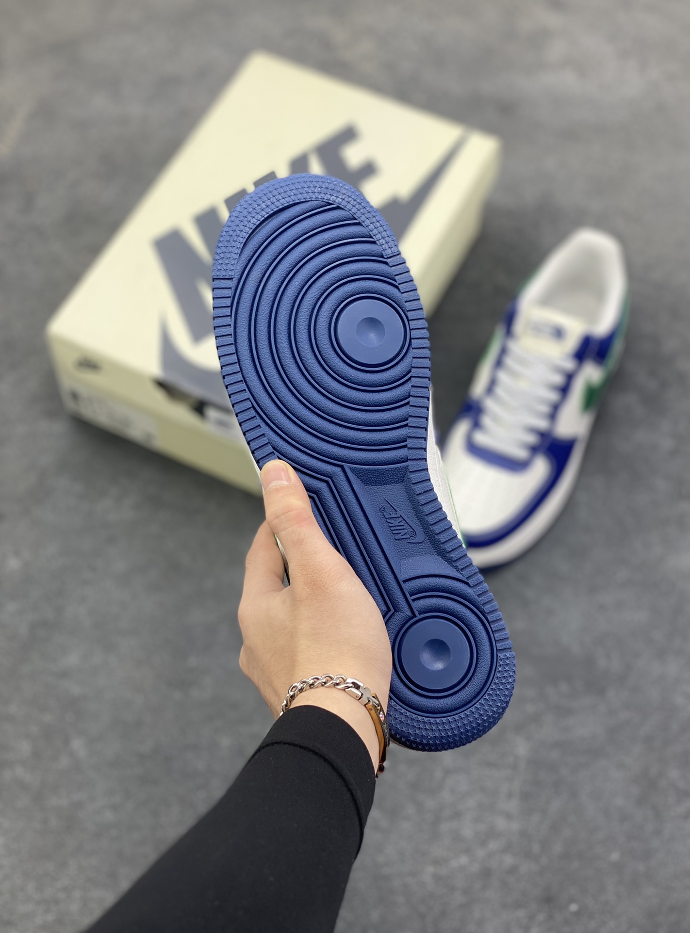 图片[5]-Nike Air Force 1 Low 空军一号低帮百搭休闲运动板鞋。柔软、弹性十足的缓震性能和出色的中底设计，横跨复古与现代的外型结合，造就出风靡全球三十多年的Force 1，直到今天还深受青睐。 货号：DQ7656-103 尺码：36 36.5 37.5 38 38.5 39 40 40.5 41 42 42.5 43 44 44.5 45-选品中心