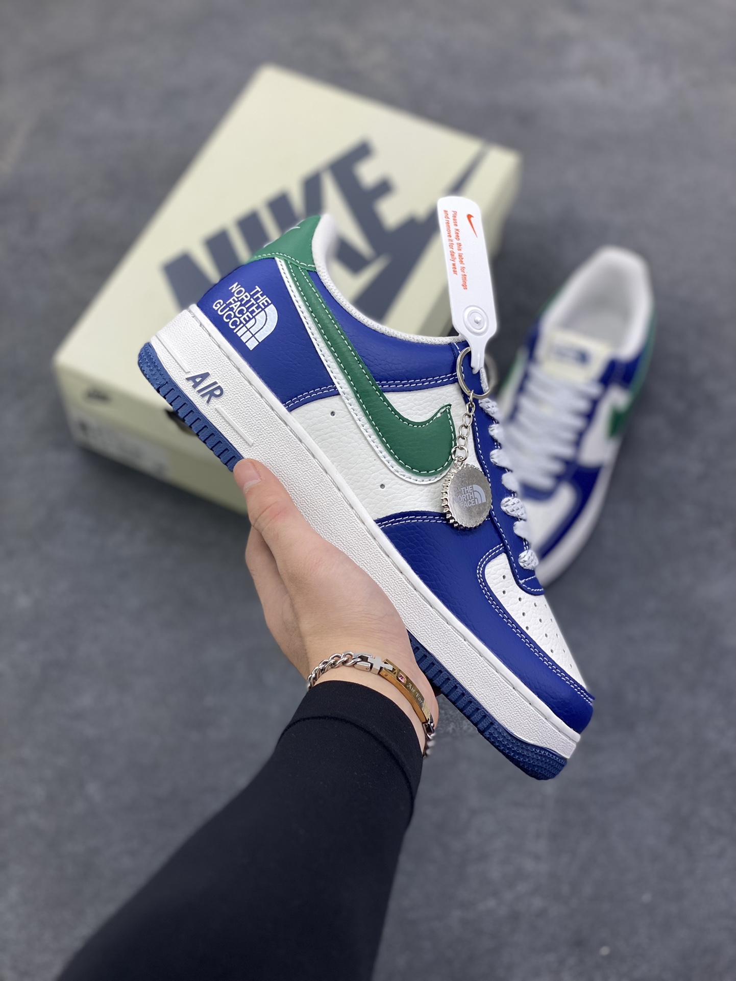 Nike Air Force 1 Low 空军一号低帮百搭休闲运动板鞋。柔软、弹性十足的缓震性能和出色的中底设计，横跨复古与现代的外型结合，造就出风靡全球三十多年的Force 1，直到今天还深受青睐。 货号：DQ7656-103 尺码：36 36.5 37.5 38 38.5 39 40 40.5 41 42 42.5 43 44 44.5 45-选品中心