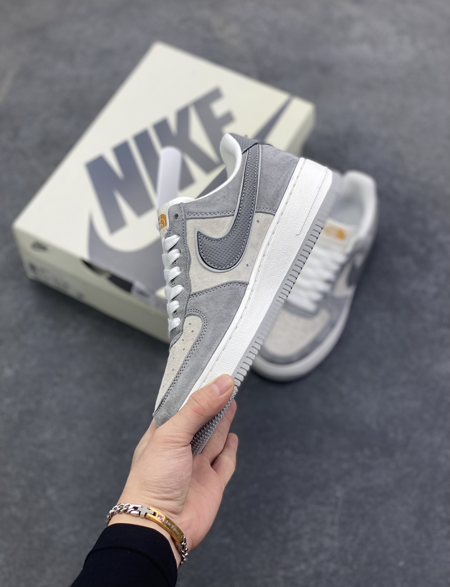 图片[3]-Nike Air Force 1 Low 空军一号低帮百搭休闲运动板鞋。柔软、弹性十足的缓震性能和出色的中底设计，横跨复古与现代的外型结合，造就出风靡全球三十多年的Force 1，直到今天还深受青睐。 货号：DQ7656-121 尺码：36 36.5 37.5 38 38.5 39 40 40.5 41 42 42.5 43 44 44.5 45-选品中心