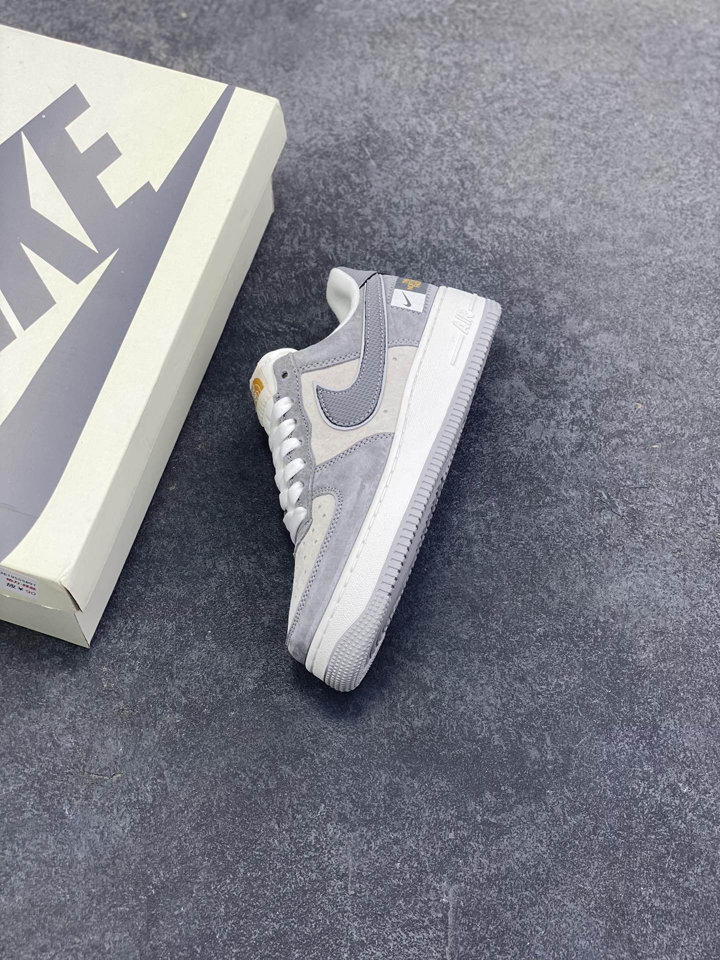 图片[7]-Nike Air Force 1 Low 空军一号低帮百搭休闲运动板鞋。柔软、弹性十足的缓震性能和出色的中底设计，横跨复古与现代的外型结合，造就出风靡全球三十多年的Force 1，直到今天还深受青睐。 货号：DQ7656-121 尺码：36 36.5 37.5 38 38.5 39 40 40.5 41 42 42.5 43 44 44.5 45-选品中心