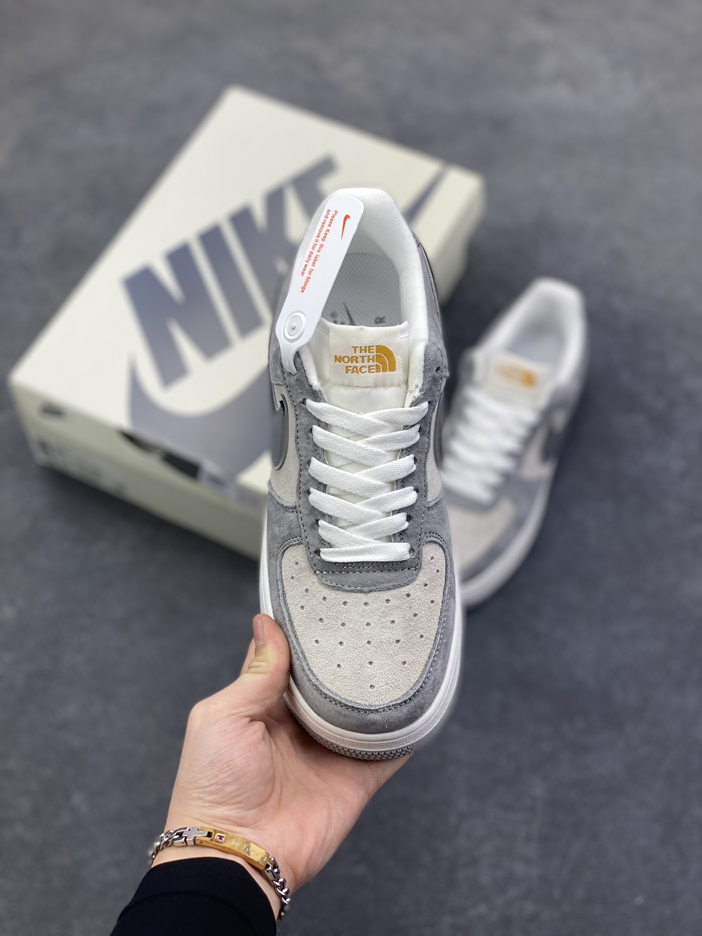 图片[2]-Nike Air Force 1 Low 空军一号低帮百搭休闲运动板鞋。柔软、弹性十足的缓震性能和出色的中底设计，横跨复古与现代的外型结合，造就出风靡全球三十多年的Force 1，直到今天还深受青睐。 货号：DQ7656-121 尺码：36 36.5 37.5 38 38.5 39 40 40.5 41 42 42.5 43 44 44.5 45-选品中心