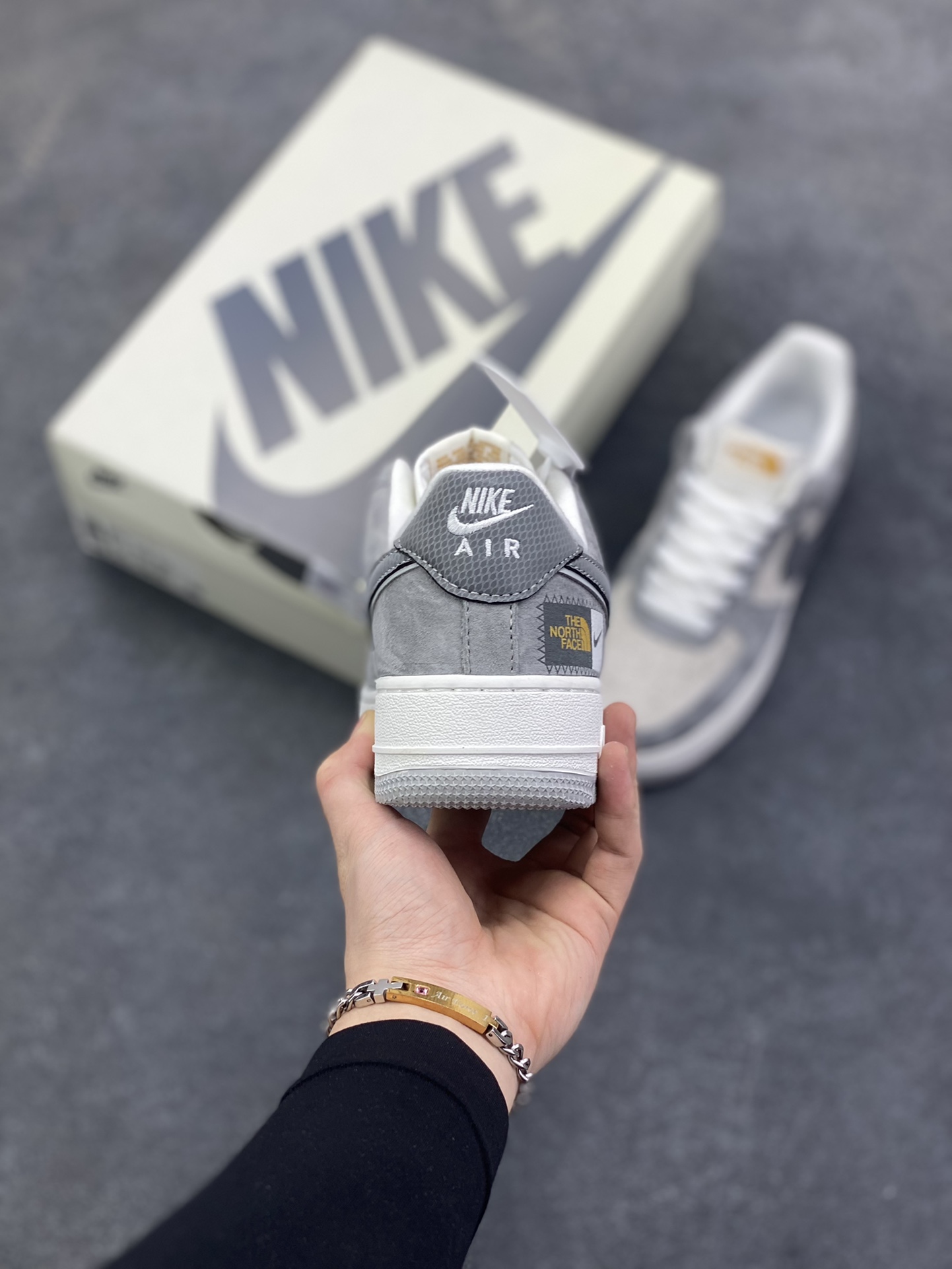 图片[4]-Nike Air Force 1 Low 空军一号低帮百搭休闲运动板鞋。柔软、弹性十足的缓震性能和出色的中底设计，横跨复古与现代的外型结合，造就出风靡全球三十多年的Force 1，直到今天还深受青睐。 货号：DQ7656-121 尺码：36 36.5 37.5 38 38.5 39 40 40.5 41 42 42.5 43 44 44.5 45-选品中心