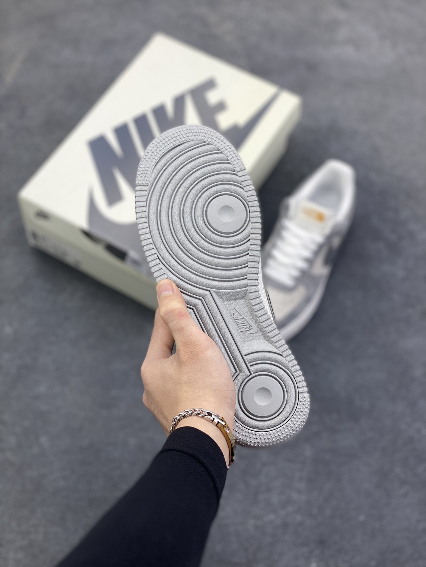 图片[5]-Nike Air Force 1 Low 空军一号低帮百搭休闲运动板鞋。柔软、弹性十足的缓震性能和出色的中底设计，横跨复古与现代的外型结合，造就出风靡全球三十多年的Force 1，直到今天还深受青睐。 货号：DQ7656-121 尺码：36 36.5 37.5 38 38.5 39 40 40.5 41 42 42.5 43 44 44.5 45-选品中心