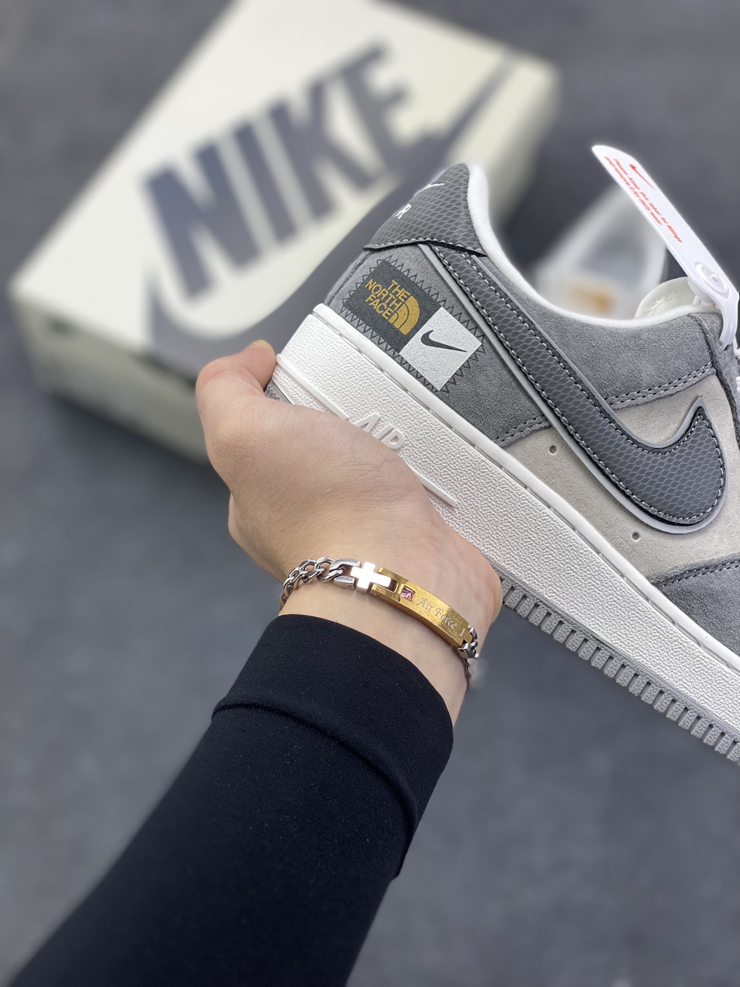 图片[6]-Nike Air Force 1 Low 空军一号低帮百搭休闲运动板鞋。柔软、弹性十足的缓震性能和出色的中底设计，横跨复古与现代的外型结合，造就出风靡全球三十多年的Force 1，直到今天还深受青睐。 货号：DQ7656-121 尺码：36 36.5 37.5 38 38.5 39 40 40.5 41 42 42.5 43 44 44.5 45-选品中心