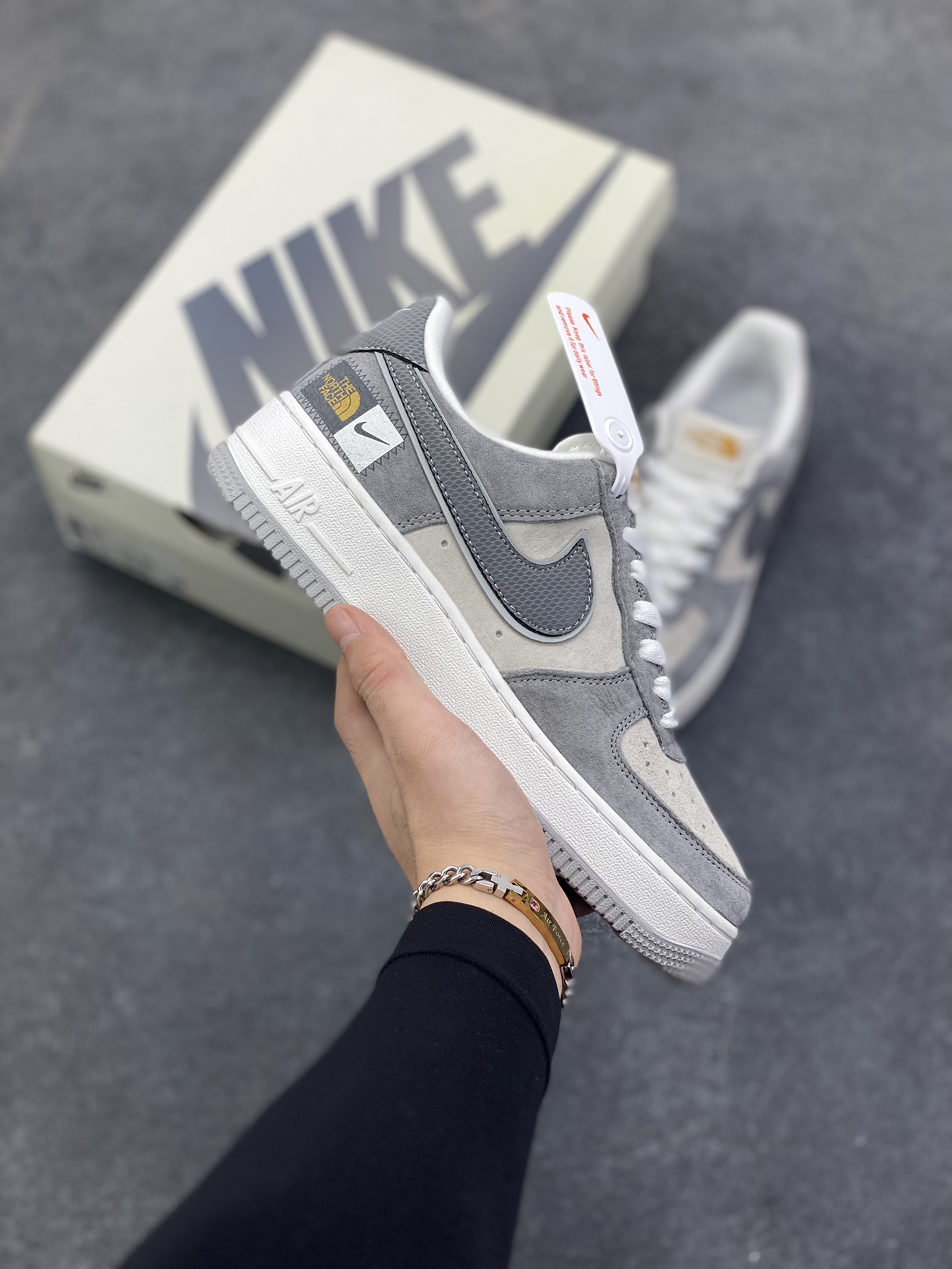 Nike Air Force 1 Low 空军一号低帮百搭休闲运动板鞋。柔软、弹性十足的缓震性能和出色的中底设计，横跨复古与现代的外型结合，造就出风靡全球三十多年的Force 1，直到今天还深受青睐。 货号：DQ7656-121 尺码：36 36.5 37.5 38 38.5 39 40 40.5 41 42 42.5 43 44 44.5 45-选品中心