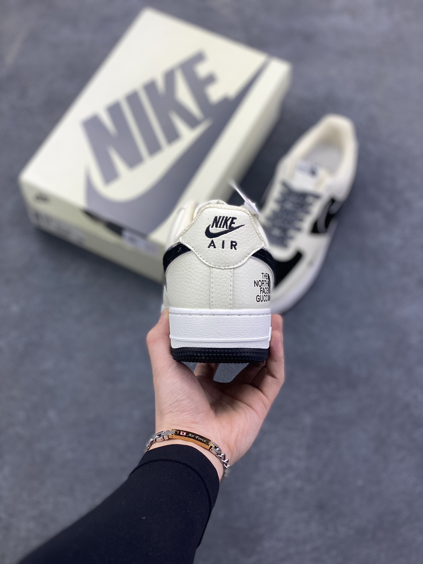 图片[4]-Nike Air Force 1 Low 空军一号低帮百搭休闲运动板鞋。柔软、弹性十足的缓震性能和出色的中底设计，横跨复古与现代的外型结合，造就出风靡全球三十多年的Force 1，直到今天还深受青睐。 货号：DQ7656-109 尺码：36 36.5 37.5 38 38.5 39 40 40.5 41 42 42.5 43 44 44.5 45-选品中心