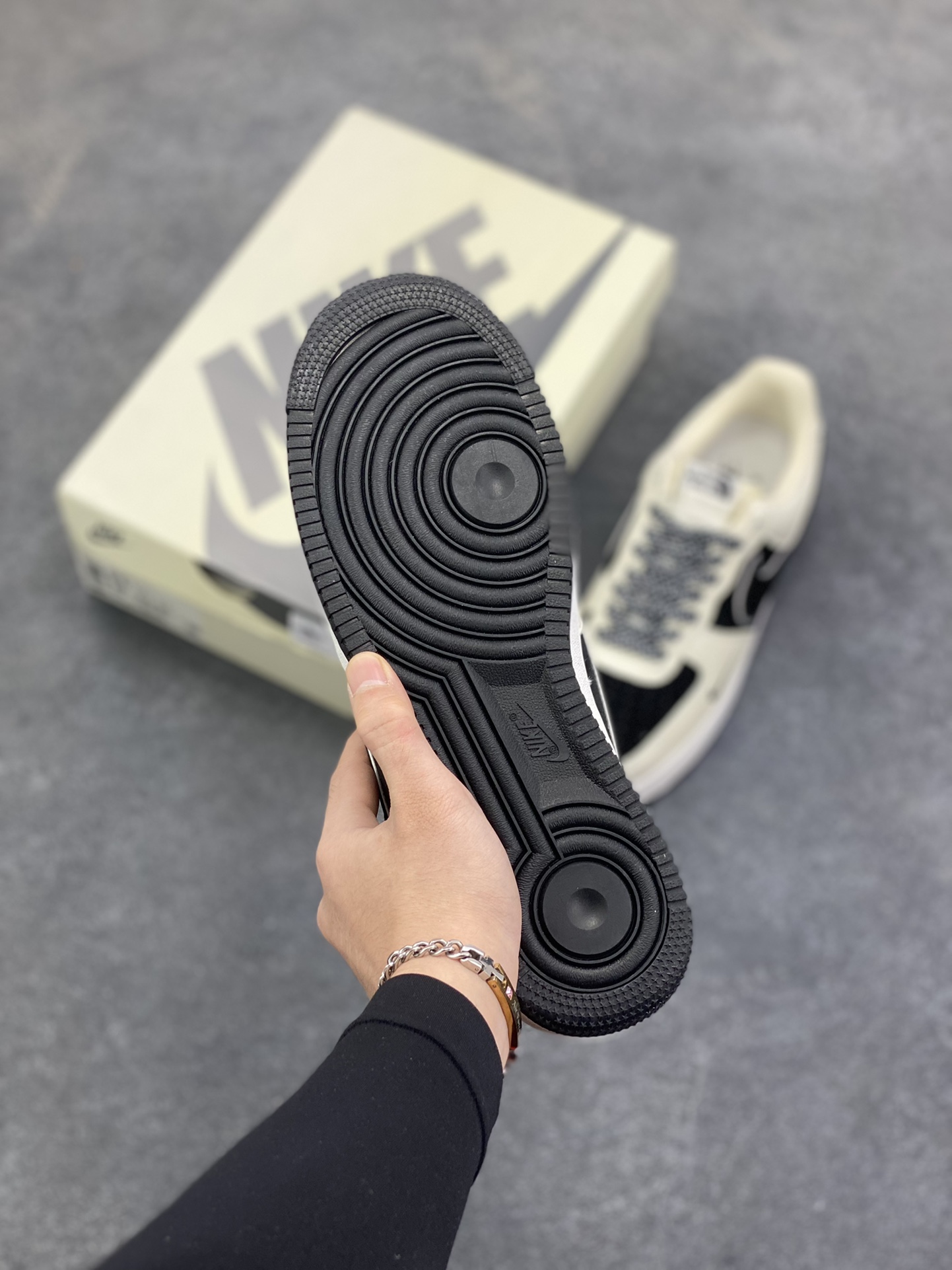 图片[5]-Nike Air Force 1 Low 空军一号低帮百搭休闲运动板鞋。柔软、弹性十足的缓震性能和出色的中底设计，横跨复古与现代的外型结合，造就出风靡全球三十多年的Force 1，直到今天还深受青睐。 货号：DQ7656-109 尺码：36 36.5 37.5 38 38.5 39 40 40.5 41 42 42.5 43 44 44.5 45-选品中心