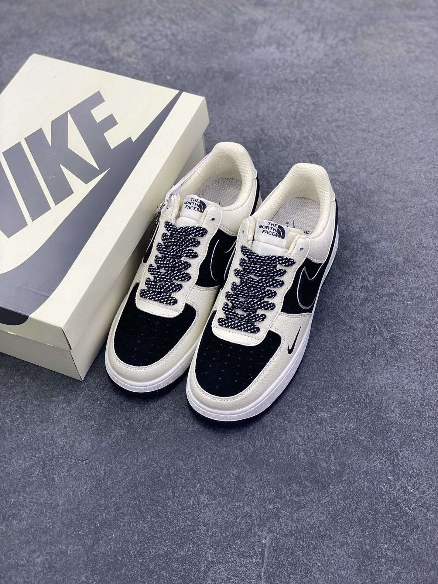图片[8]-Nike Air Force 1 Low 空军一号低帮百搭休闲运动板鞋。柔软、弹性十足的缓震性能和出色的中底设计，横跨复古与现代的外型结合，造就出风靡全球三十多年的Force 1，直到今天还深受青睐。 货号：DQ7656-109 尺码：36 36.5 37.5 38 38.5 39 40 40.5 41 42 42.5 43 44 44.5 45-选品中心