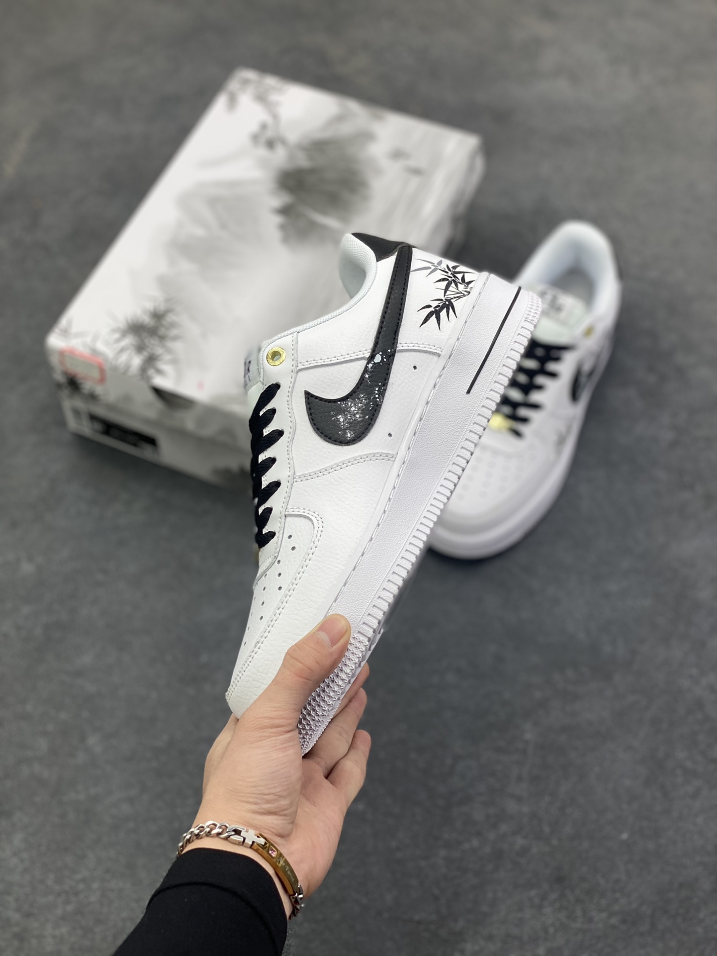 图片[3]-Nike Air Force 1 Low 07 水墨竹叶 白黑 原楦头原纸板 打造纯正低帮空军版型 专注外贸渠道 全掌内置蜂窝气垫 原盒配件 原厂中底钢印、拉帮完美 货号：DQ7658-100 尺码：36 36.5 37.5 38 38.5 39 40 40.5 41 42 42.5 43 44 44.5 45-选品中心