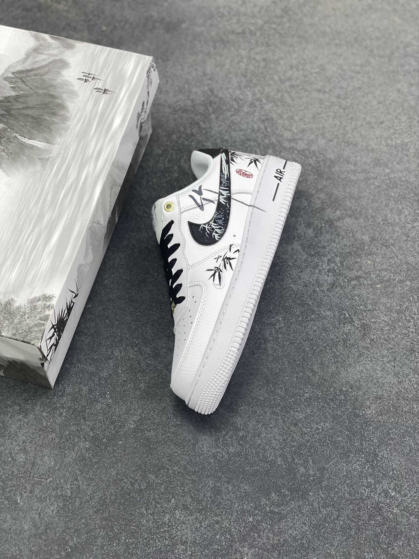 图片[7]-Nike Air Force 1 Low 07 水墨竹叶 白黑 原楦头原纸板 打造纯正低帮空军版型 专注外贸渠道 全掌内置蜂窝气垫 原盒配件 原厂中底钢印、拉帮完美 货号：DQ7658-100 尺码：36 36.5 37.5 38 38.5 39 40 40.5 41 42 42.5 43 44 44.5 45-选品中心