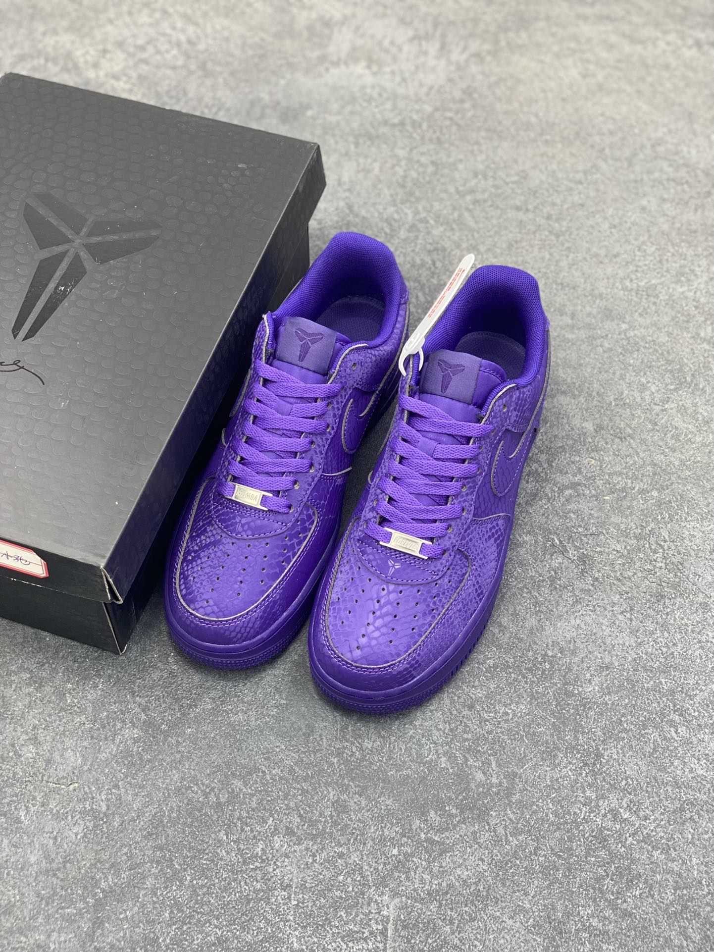 图片[8]-Nike Air Force 1 Low 科比 空军一号低帮运动休闲板鞋 原楦头原纸板 打造纯正空军版型 专注外贸渠道 全掌内置蜂窝气垫 原盒配件 原厂中底钢印、拉帮完美 货号：IB0018-500 尺码：36 36.5 37.5 38 38.5 39 40 40.5 41 42 42.5 43 44 44.5 45-选品中心