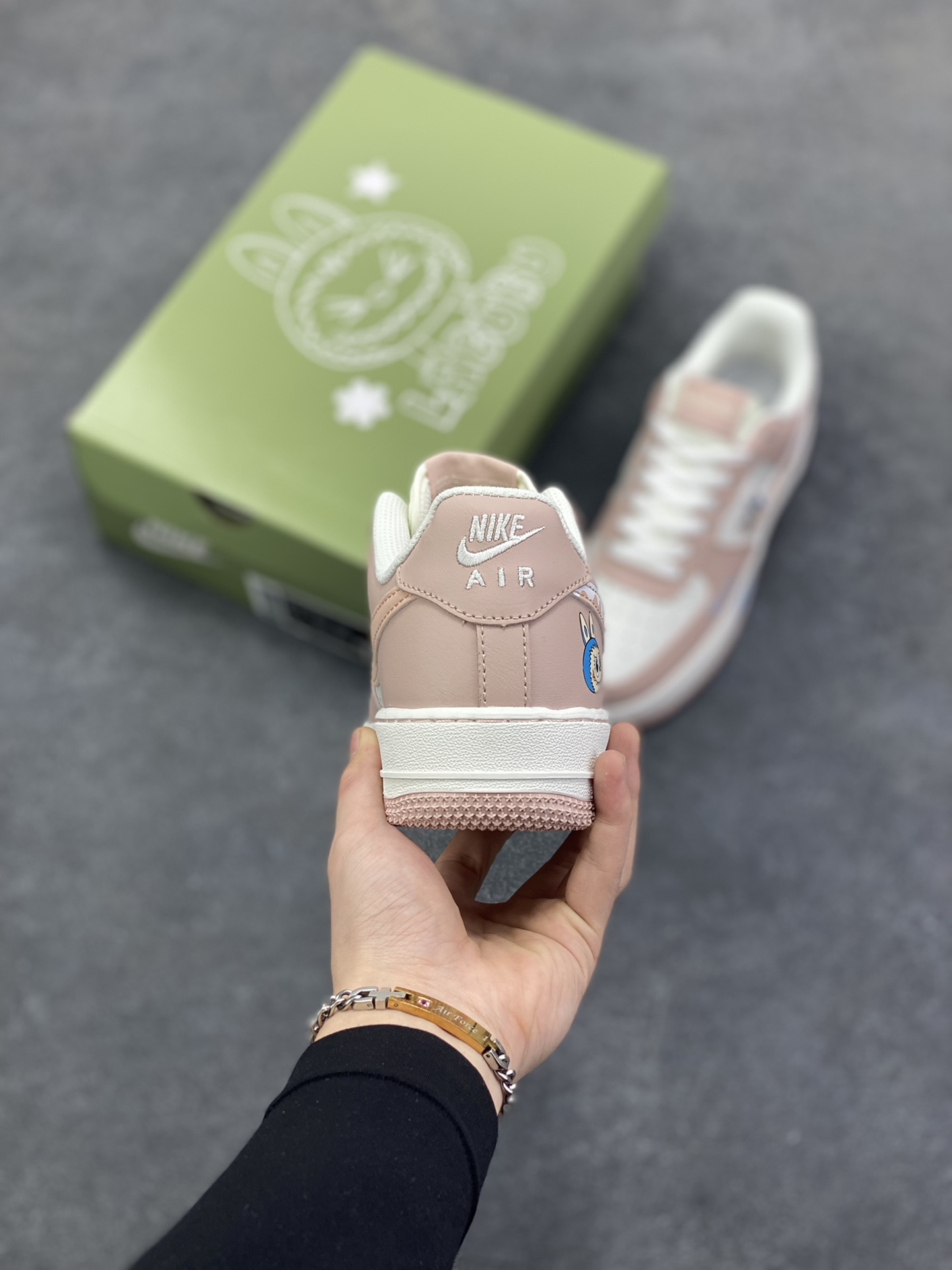 图片[4]-NIke Air Force 1 \’07 Low “粉色涂鸦拉布布”空军一号 低帮 运动鞋 休闲鞋 折边针车 工艺难度大 原楦头原纸板 原装鞋盒 定制五金配件 内置全掌气垫 原厂鞋底 货号：KJ5188-005 尺码：36 36.5 37.5 38 38.5 39 40-选品中心