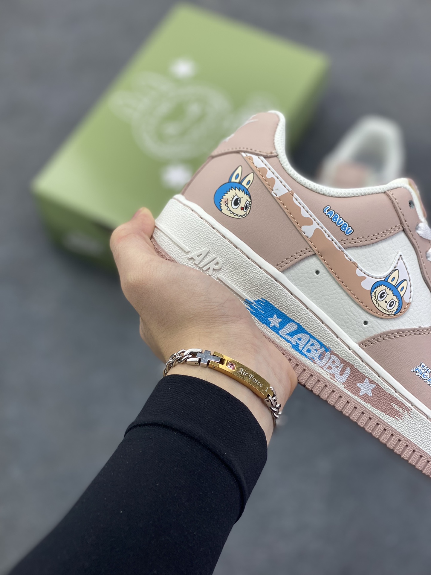 图片[6]-NIke Air Force 1 \’07 Low “粉色涂鸦拉布布”空军一号 低帮 运动鞋 休闲鞋 折边针车 工艺难度大 原楦头原纸板 原装鞋盒 定制五金配件 内置全掌气垫 原厂鞋底 货号：KJ5188-005 尺码：36 36.5 37.5 38 38.5 39 40-选品中心