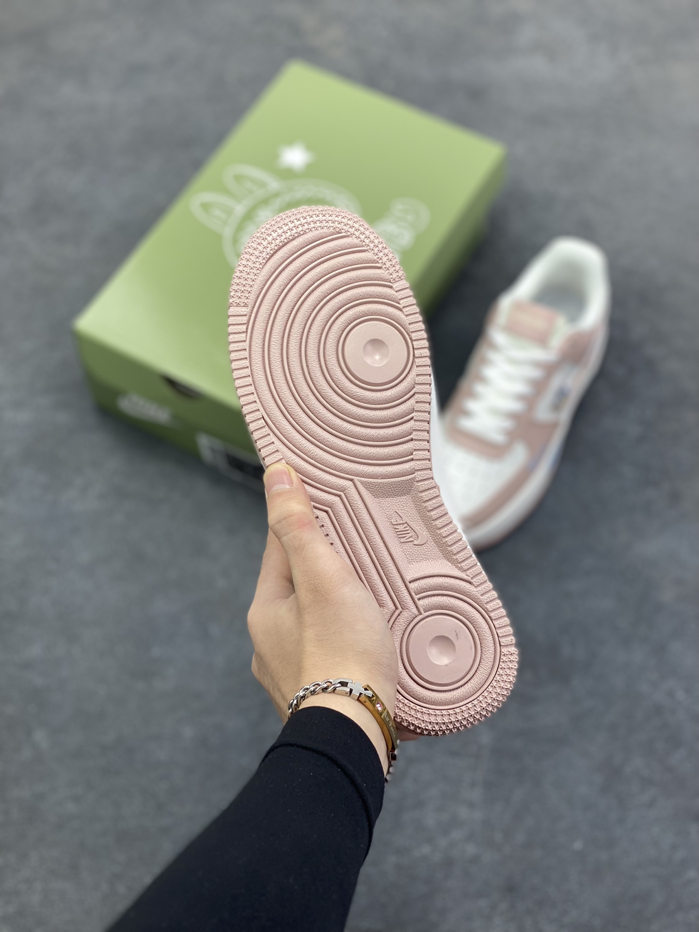 图片[5]-NIke Air Force 1 \’07 Low “粉色涂鸦拉布布”空军一号 低帮 运动鞋 休闲鞋 折边针车 工艺难度大 原楦头原纸板 原装鞋盒 定制五金配件 内置全掌气垫 原厂鞋底 货号：KJ5188-005 尺码：36 36.5 37.5 38 38.5 39 40-选品中心