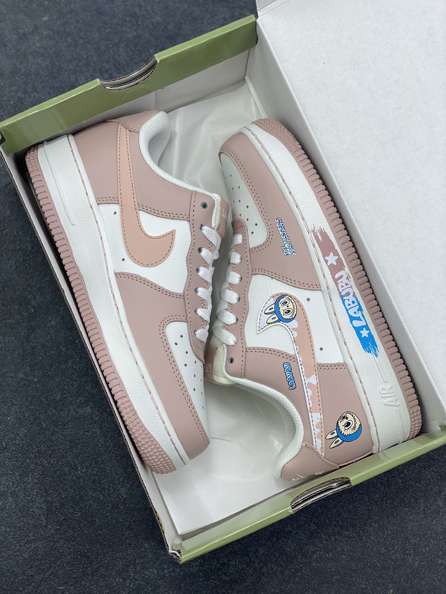 图片[9]-NIke Air Force 1 \’07 Low “粉色涂鸦拉布布”空军一号 低帮 运动鞋 休闲鞋 折边针车 工艺难度大 原楦头原纸板 原装鞋盒 定制五金配件 内置全掌气垫 原厂鞋底 货号：KJ5188-005 尺码：36 36.5 37.5 38 38.5 39 40-选品中心