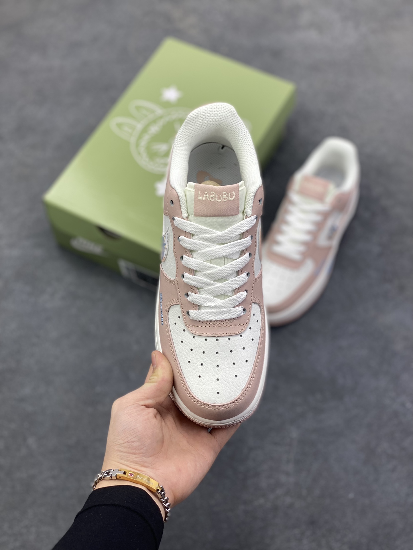 图片[2]-NIke Air Force 1 \’07 Low “粉色涂鸦拉布布”空军一号 低帮 运动鞋 休闲鞋 折边针车 工艺难度大 原楦头原纸板 原装鞋盒 定制五金配件 内置全掌气垫 原厂鞋底 货号：KJ5188-005 尺码：36 36.5 37.5 38 38.5 39 40-选品中心